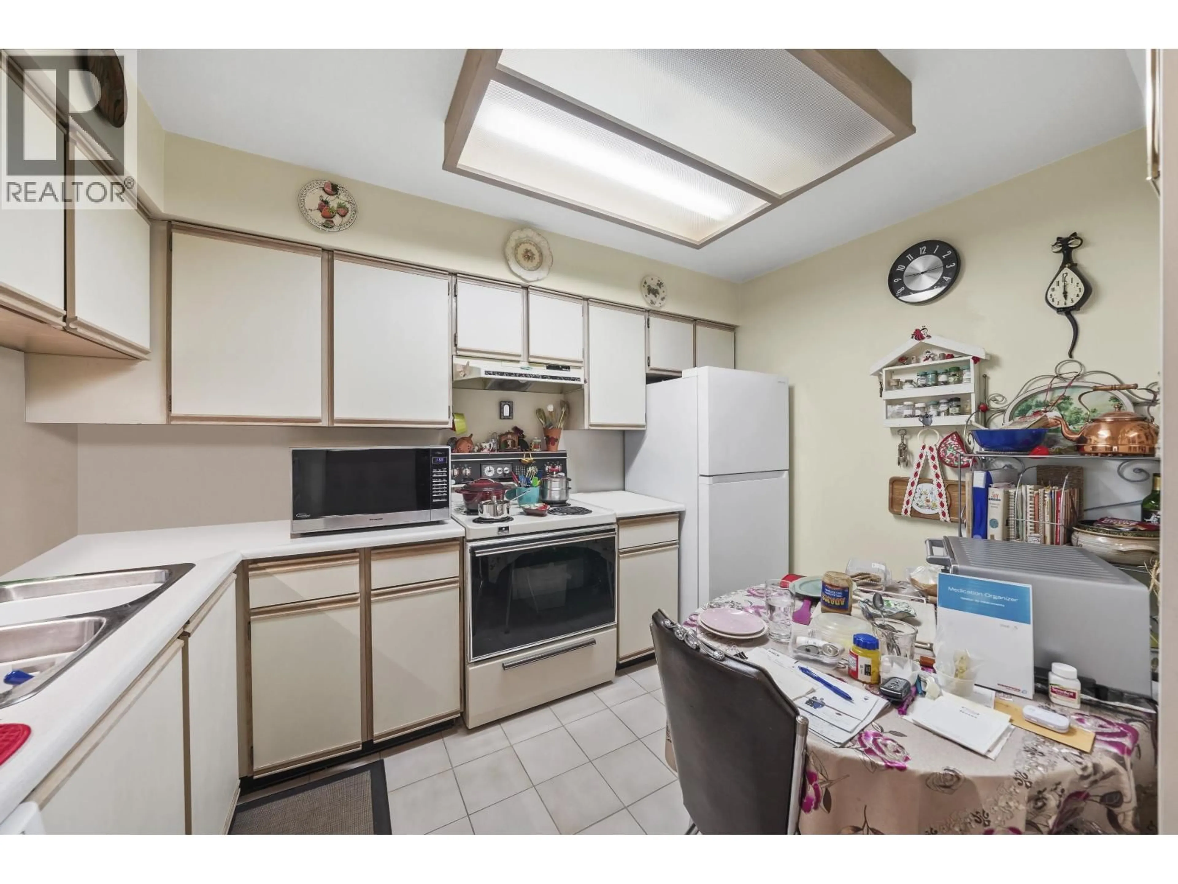 Standard kitchen, unknown for 1405 - 6070 MCMURRAY AVENUE, Burnaby British Columbia V5H4J3