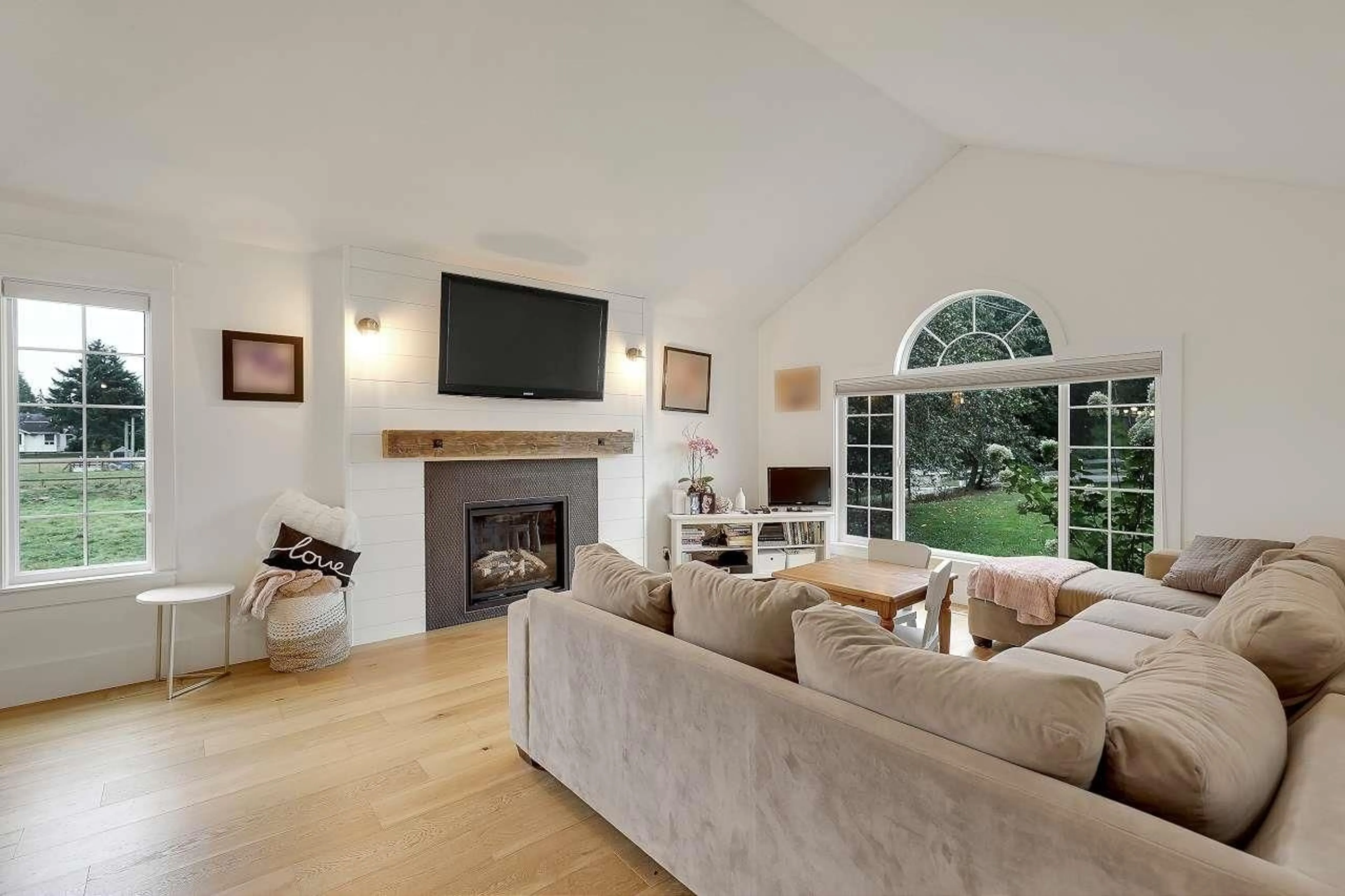 Living room with furniture, unknown for 6650 258, Langley British Columbia V4W1V3