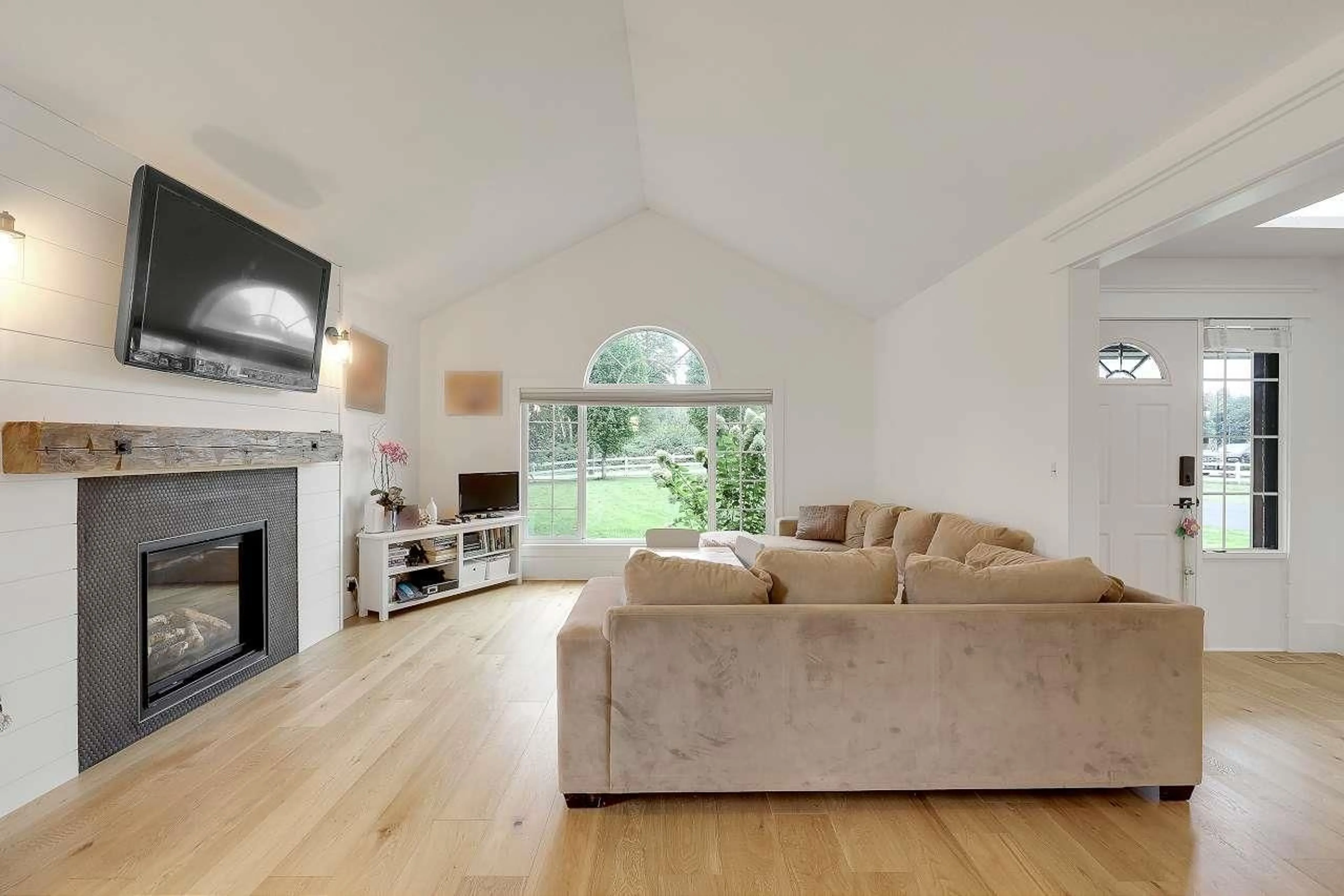 Living room with furniture, unknown for 6650 258, Langley British Columbia V4W1V3