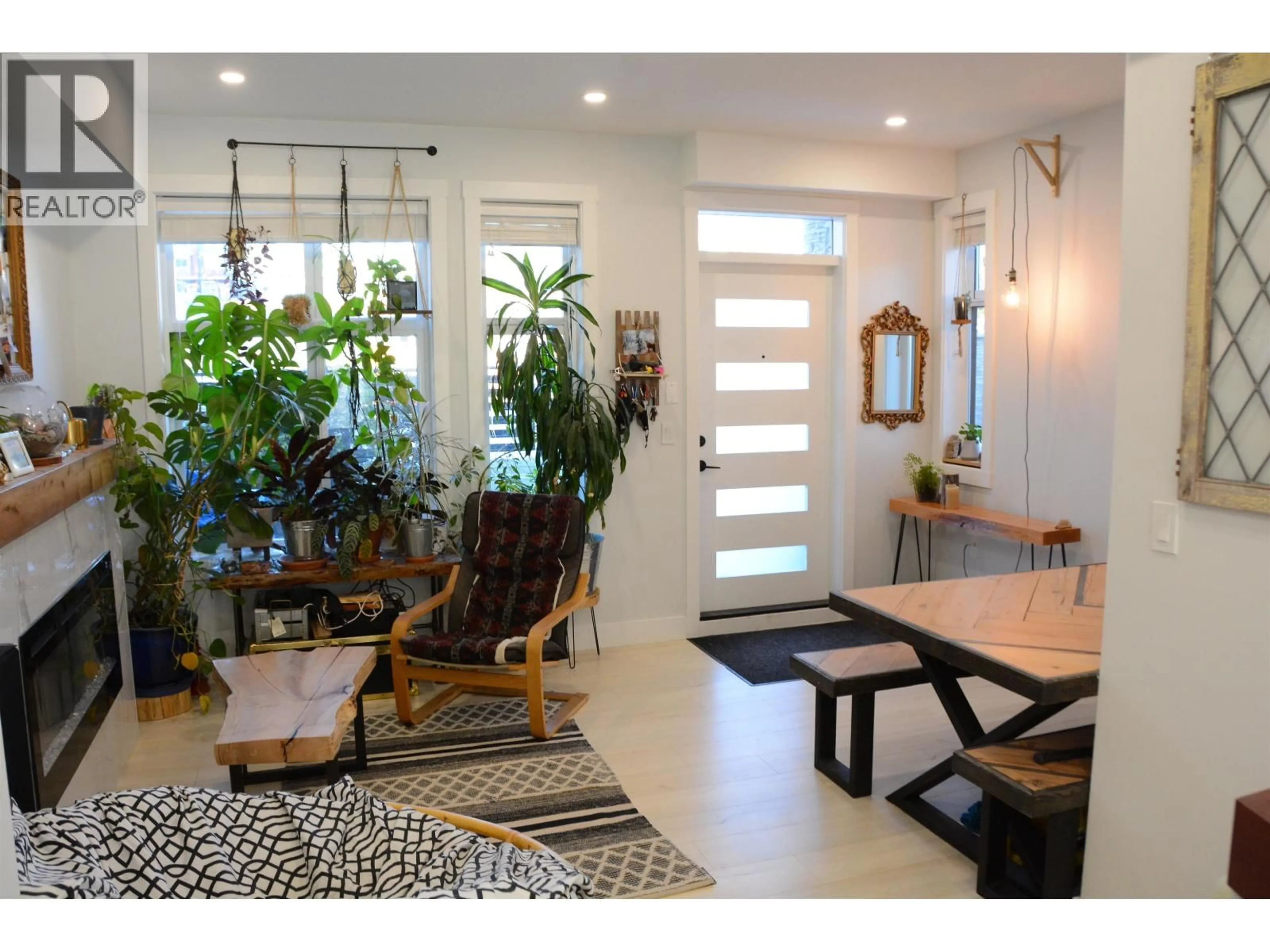 Indoor entryway for 10 - 23622 132 AVENUE, Maple Ridge British Columbia V4R0H5