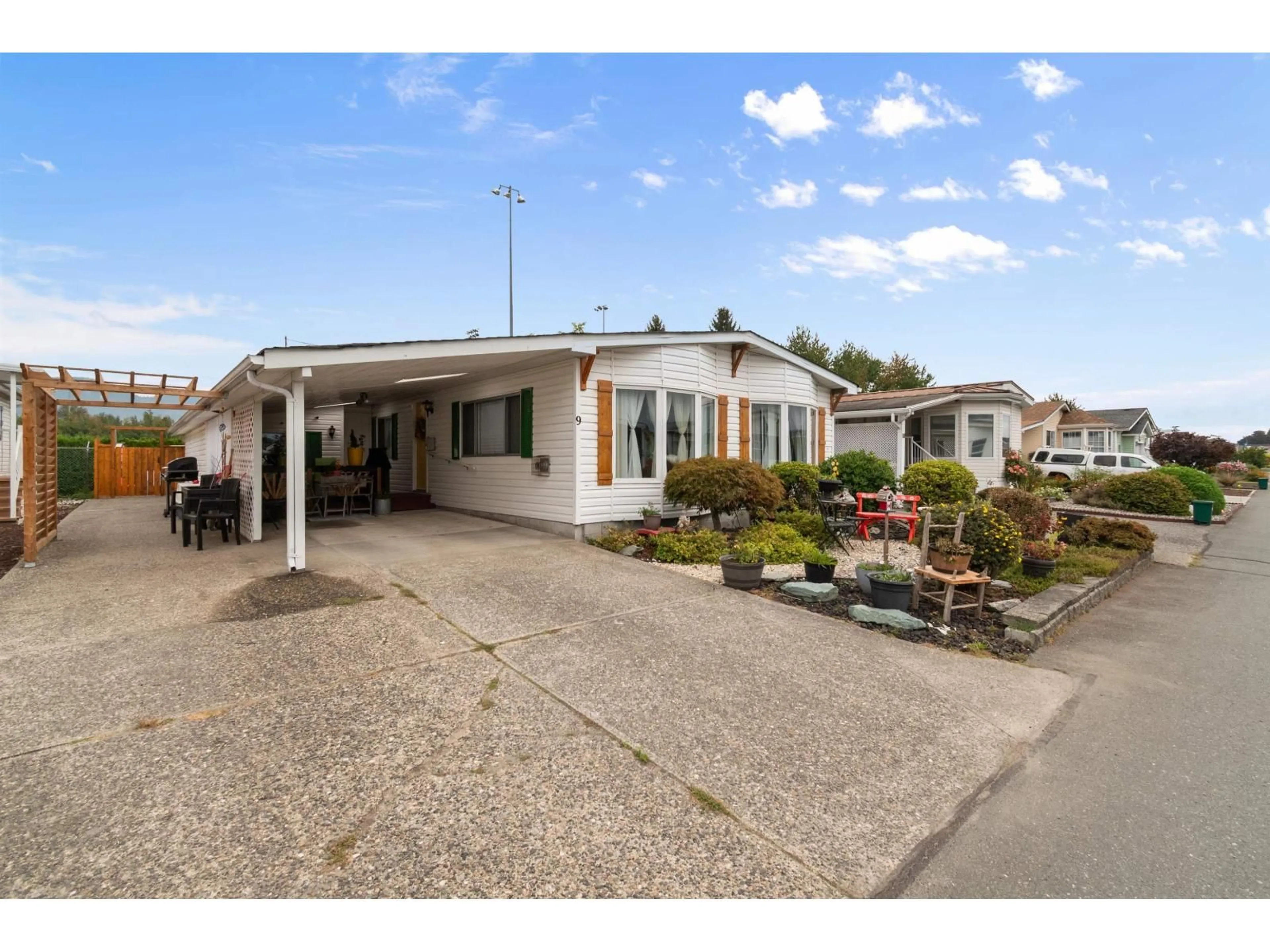 A pic from outside/outdoor area/front of a property/back of a property/a pic from drone, street for 9 - 9055 ASHWELL ROAD, Chilliwack British Columbia V2P7S6