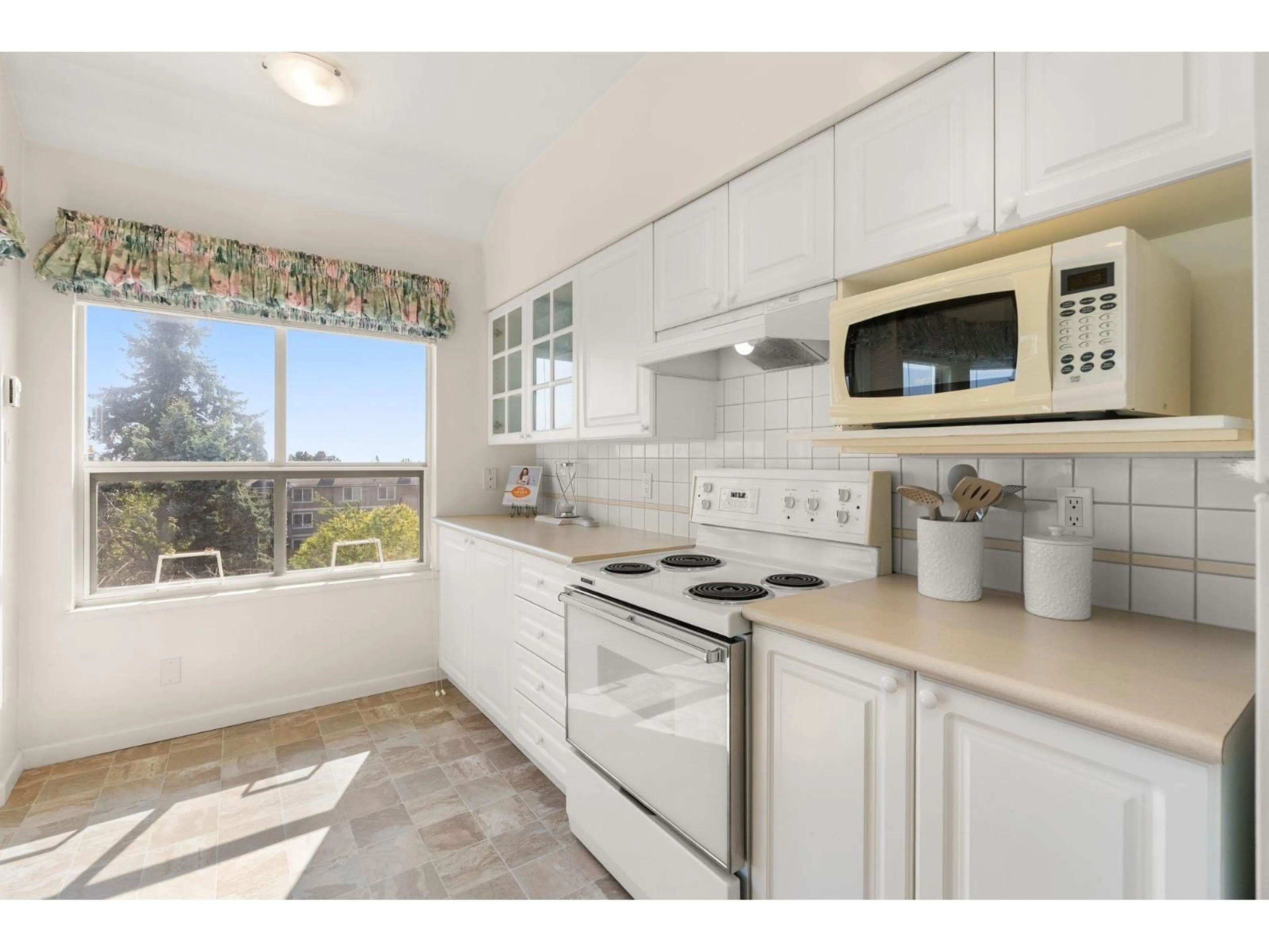 Standard kitchen, ceramic/tile floor for 404 - 1576 MERKLIN, White Rock British Columbia V4B5K2