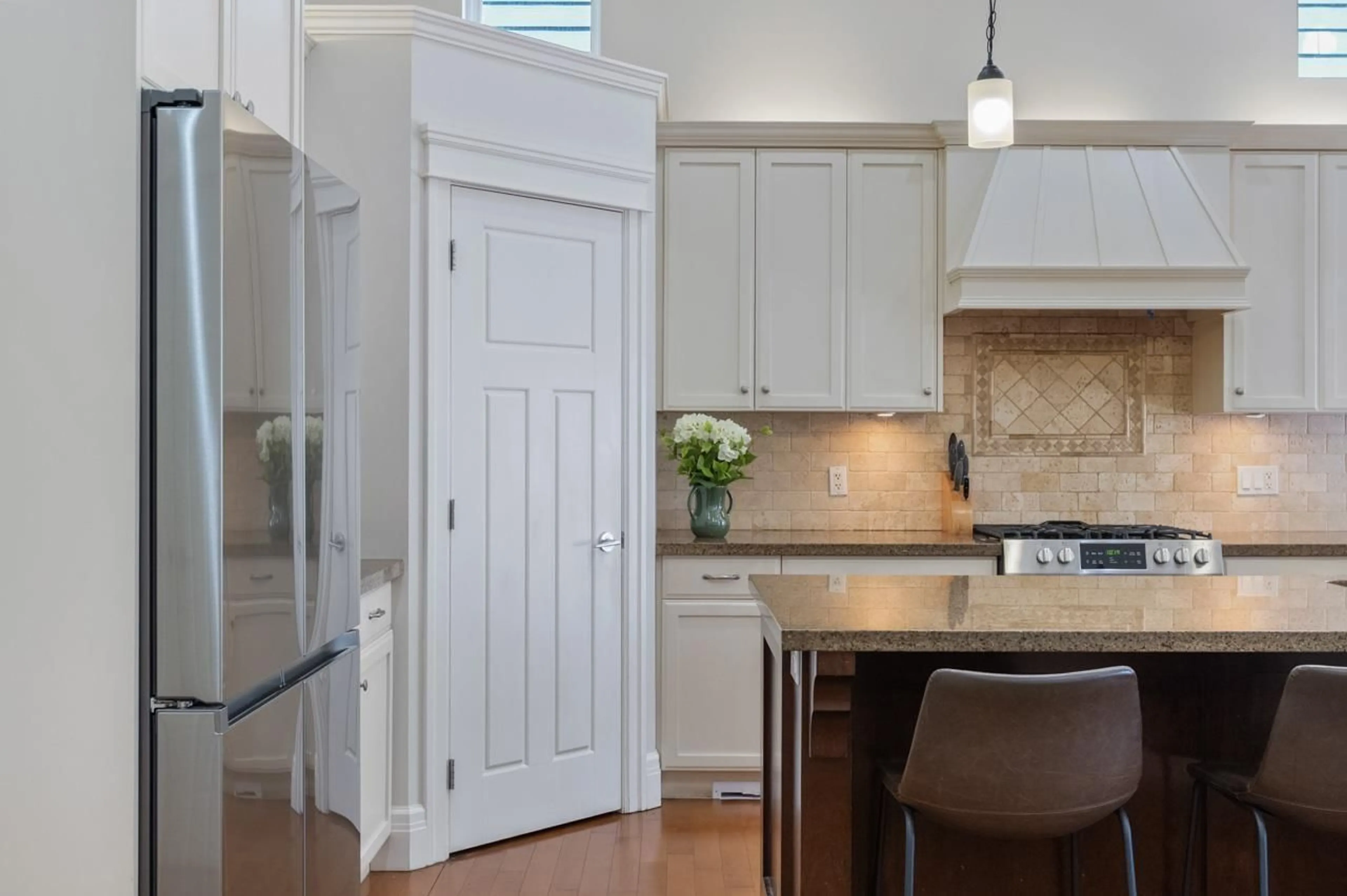 Open concept kitchen, unknown for 1856 140, Surrey British Columbia V4A4H3
