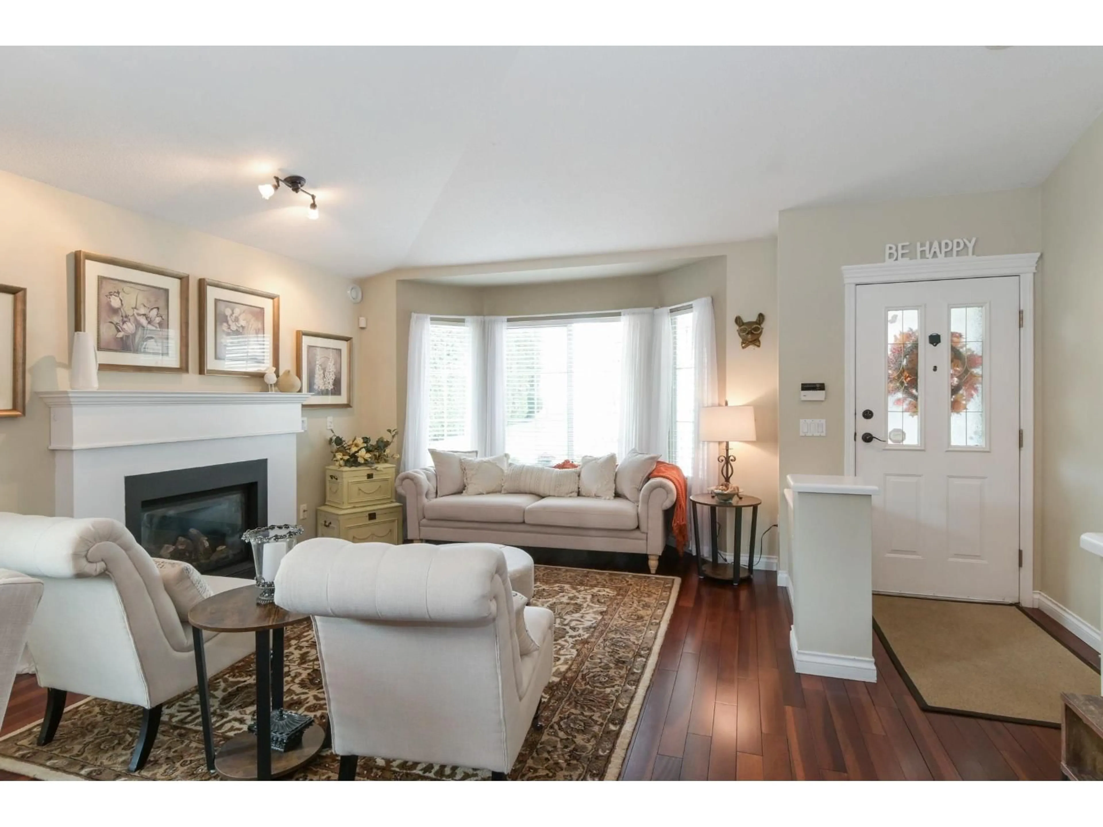 Living room with furniture, wood/laminate floor for 18 - 16888 80, Surrey British Columbia V4N5A1