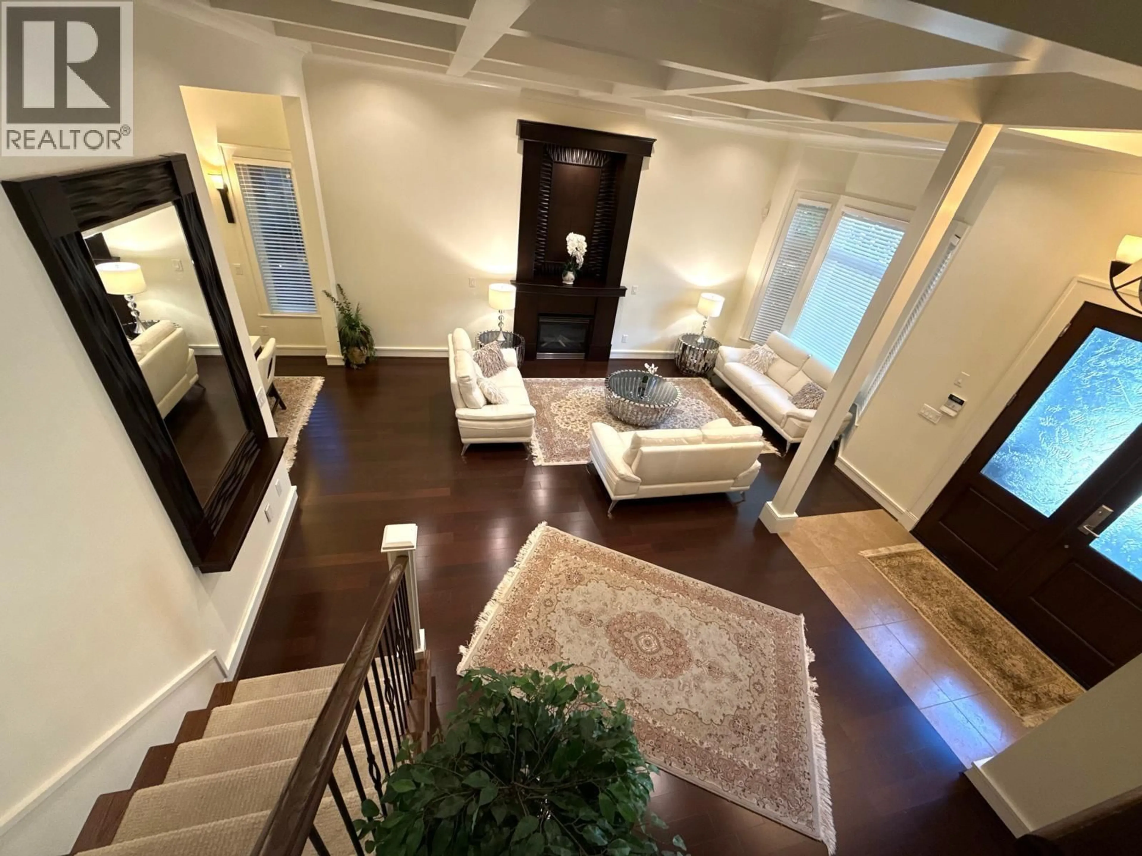 Indoor entryway for 1017 CANYON BOULEVARD, North Vancouver British Columbia V7R2K3