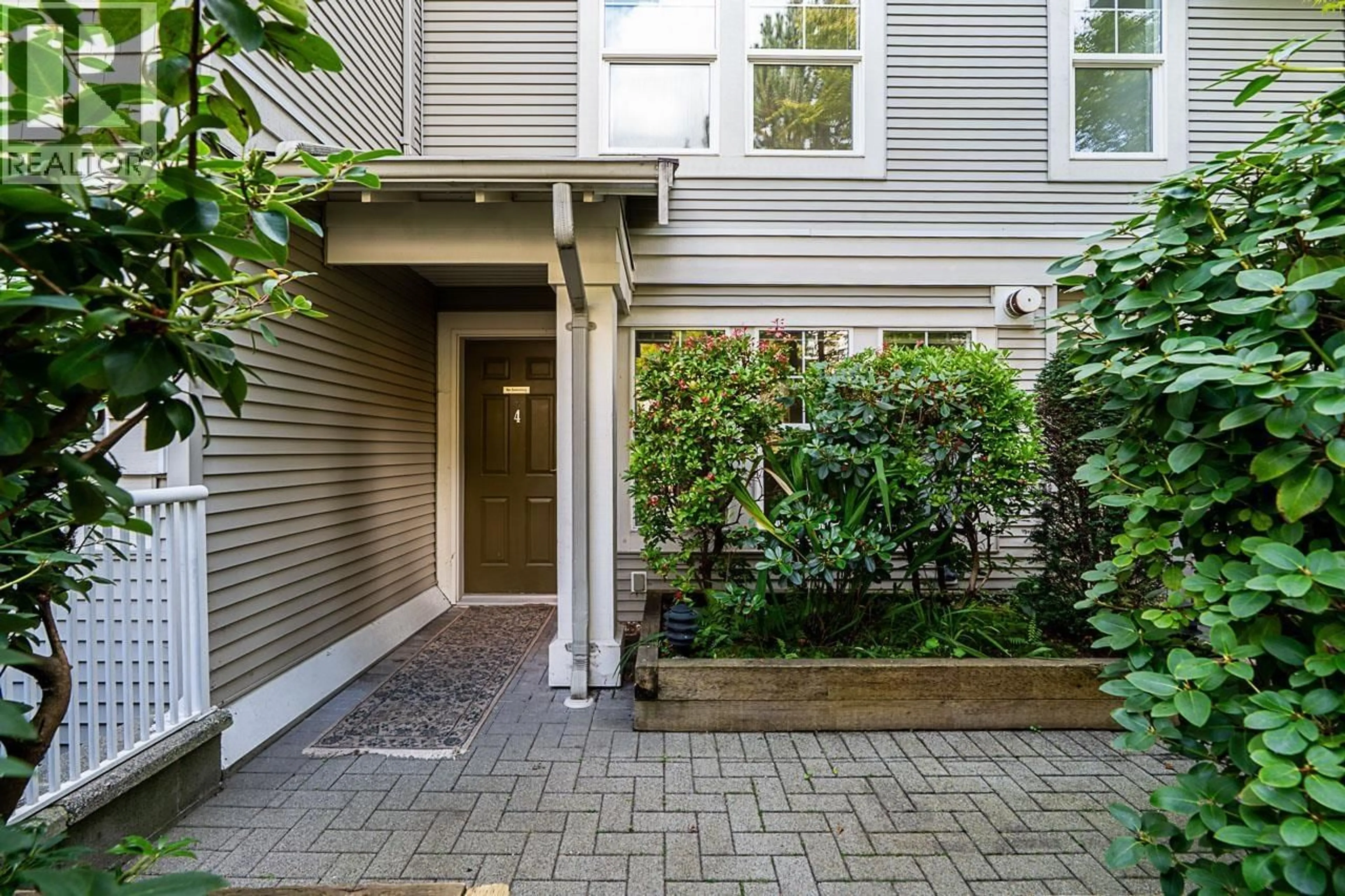 Patio, street for 4 - 7179 18TH AVENUE, Burnaby British Columbia V3N1H2