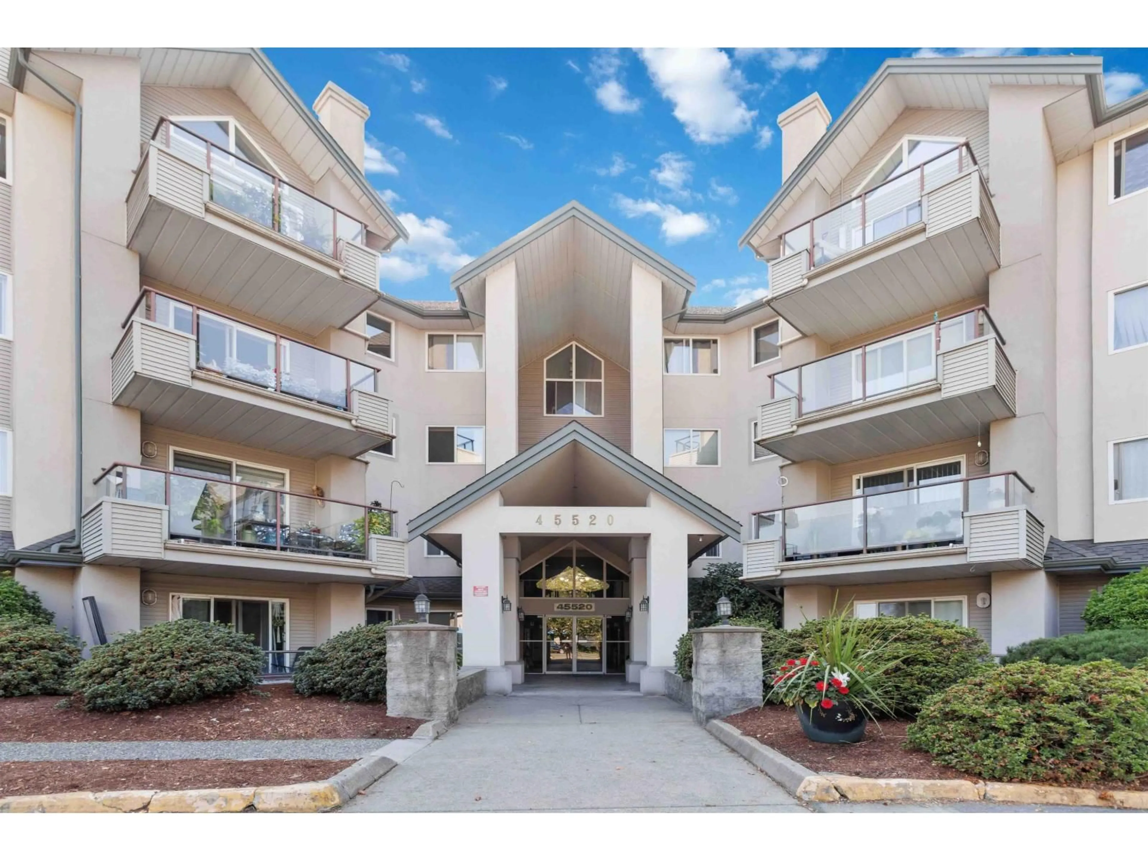 Indoor foyer for 208 - 45520 KNIGHT ROAD, Chilliwack British Columbia V2R3Z2