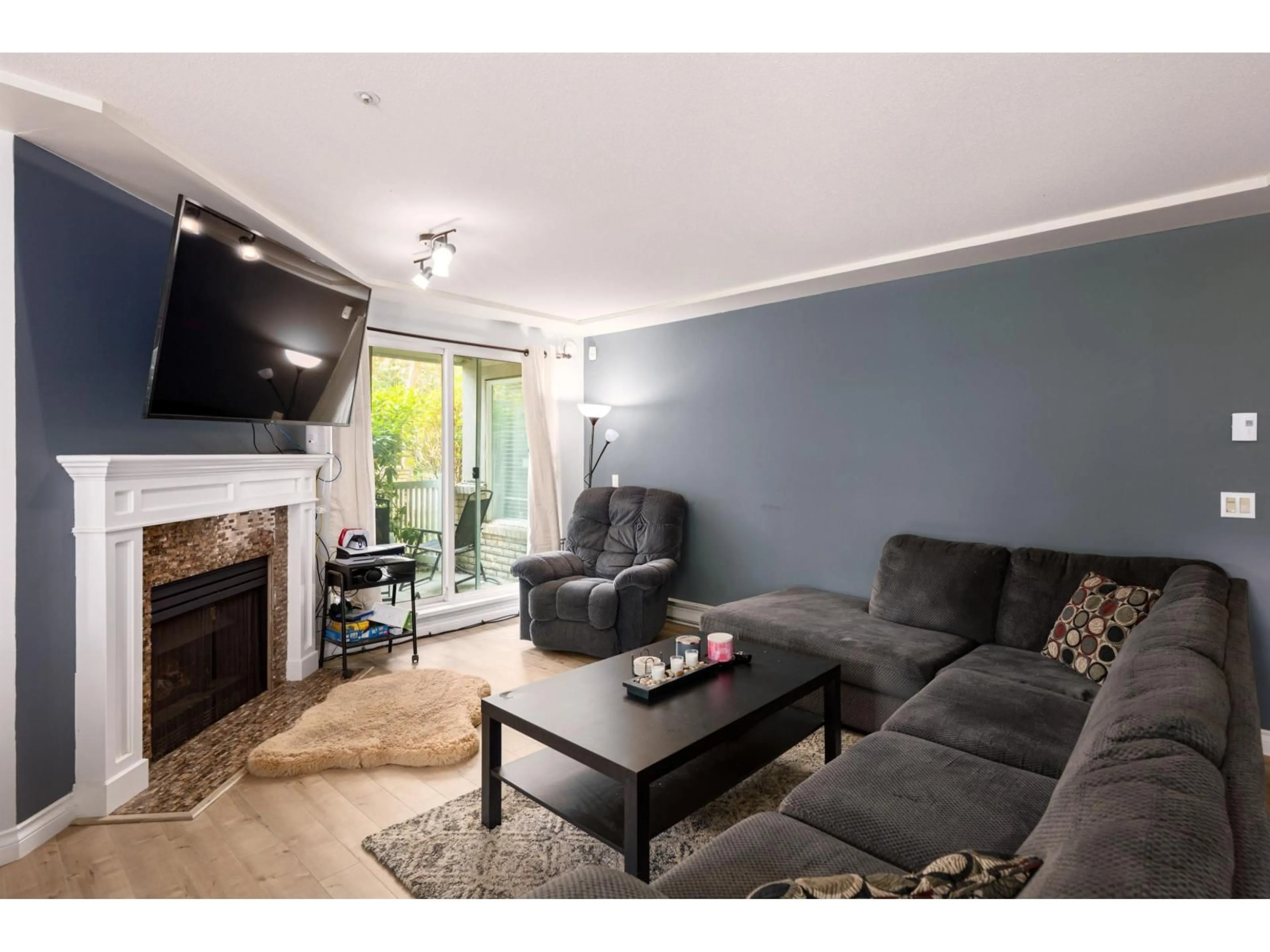 Living room with furniture, wood/laminate floor for 102 - 20433 53, Langley British Columbia V3A7A6