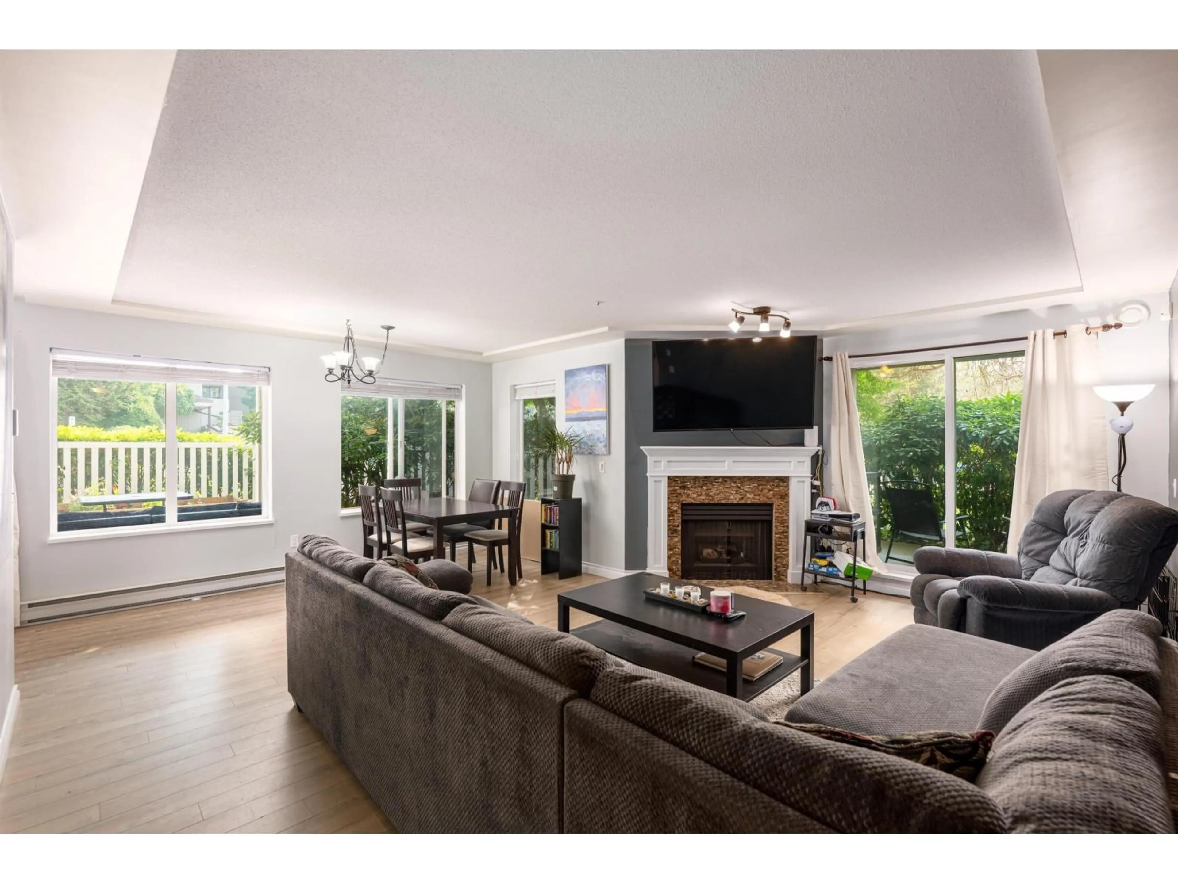 Living room with furniture, wood/laminate floor for 102 - 20433 53, Langley British Columbia V3A7A6