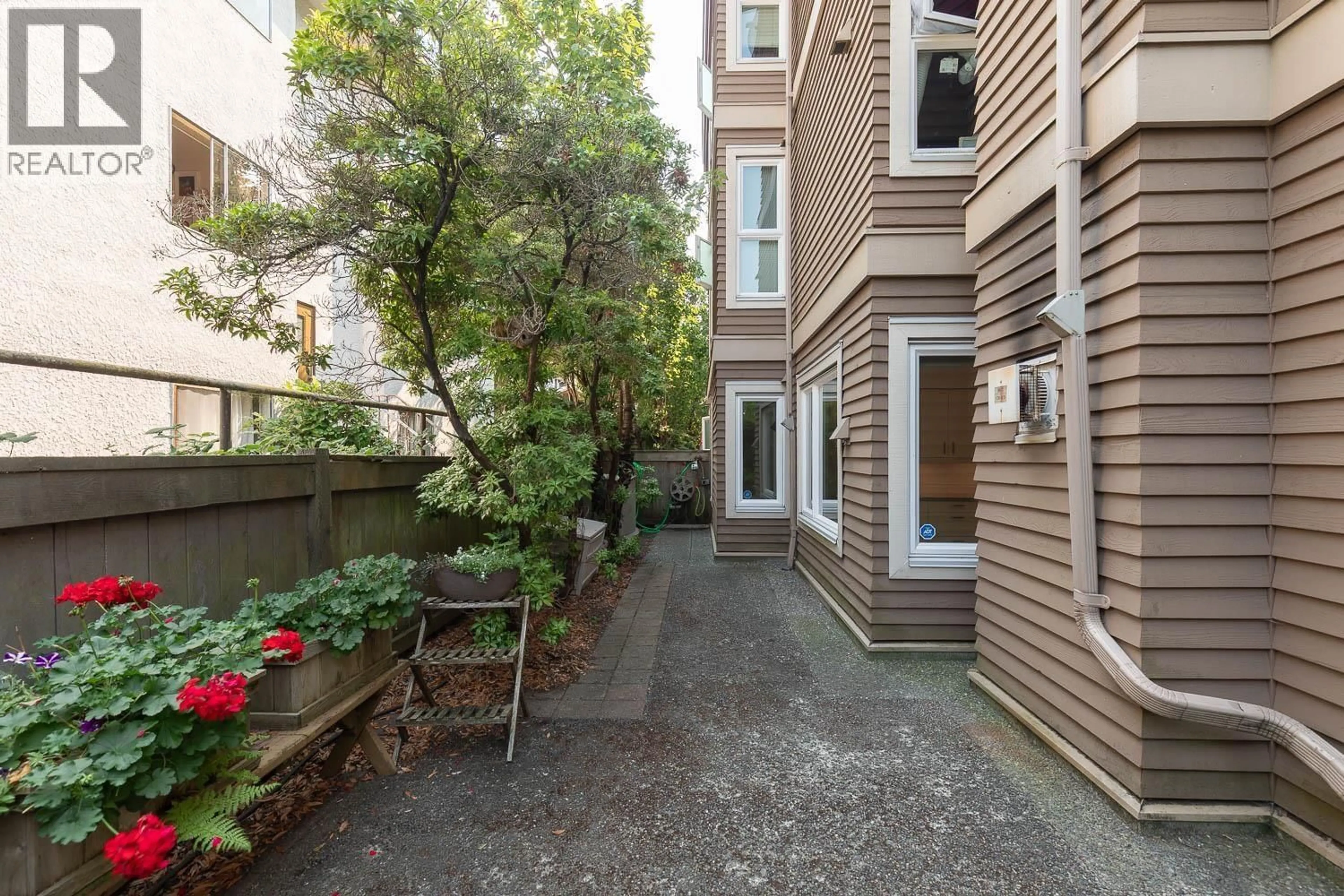 Patio, street for 104 - 3218 ONTARIO STREET, Vancouver British Columbia V5V3E5