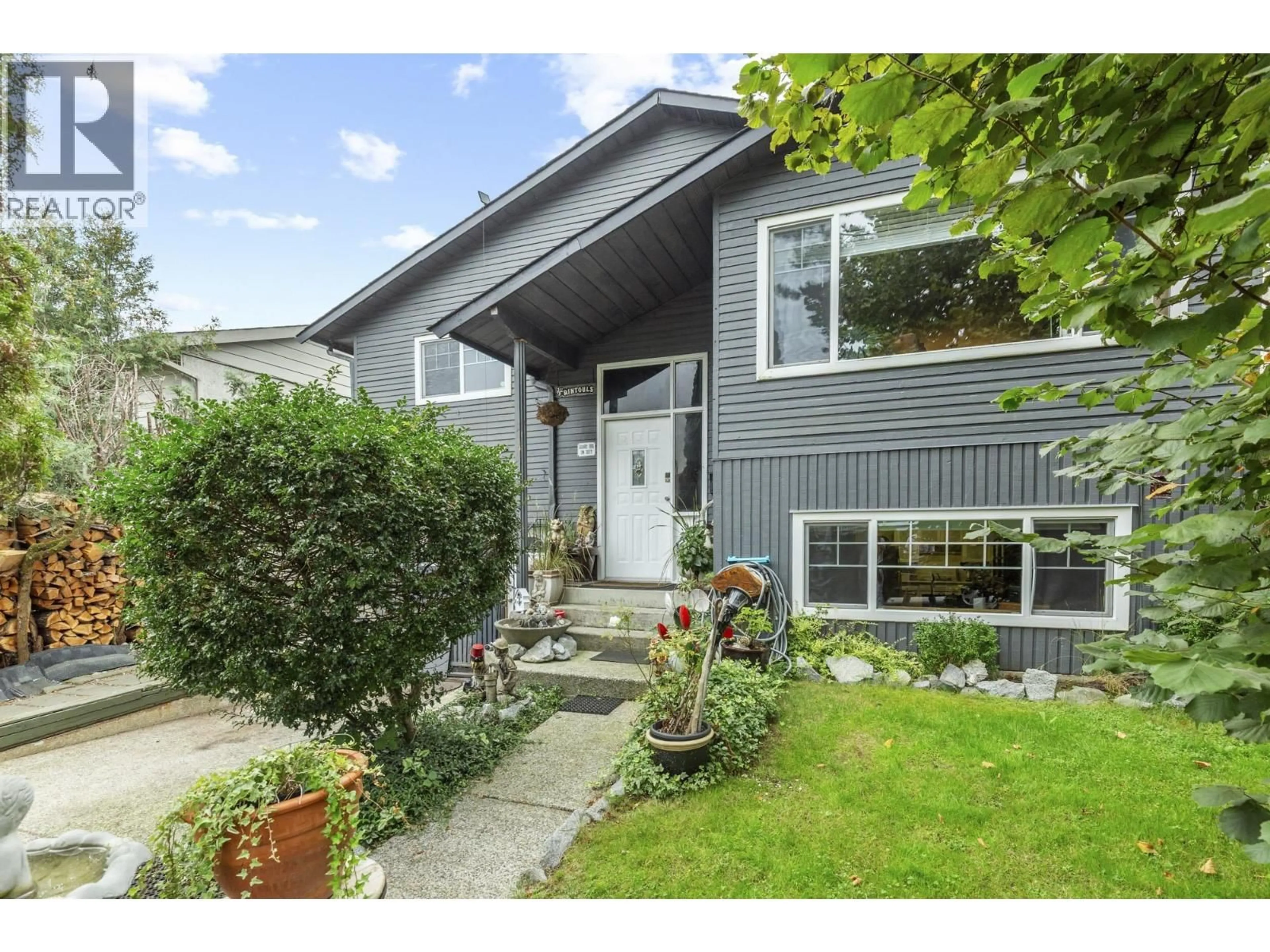 Home with vinyl exterior material, street for 3230 BALLENAS COURT, Coquitlam British Columbia V3E1T5