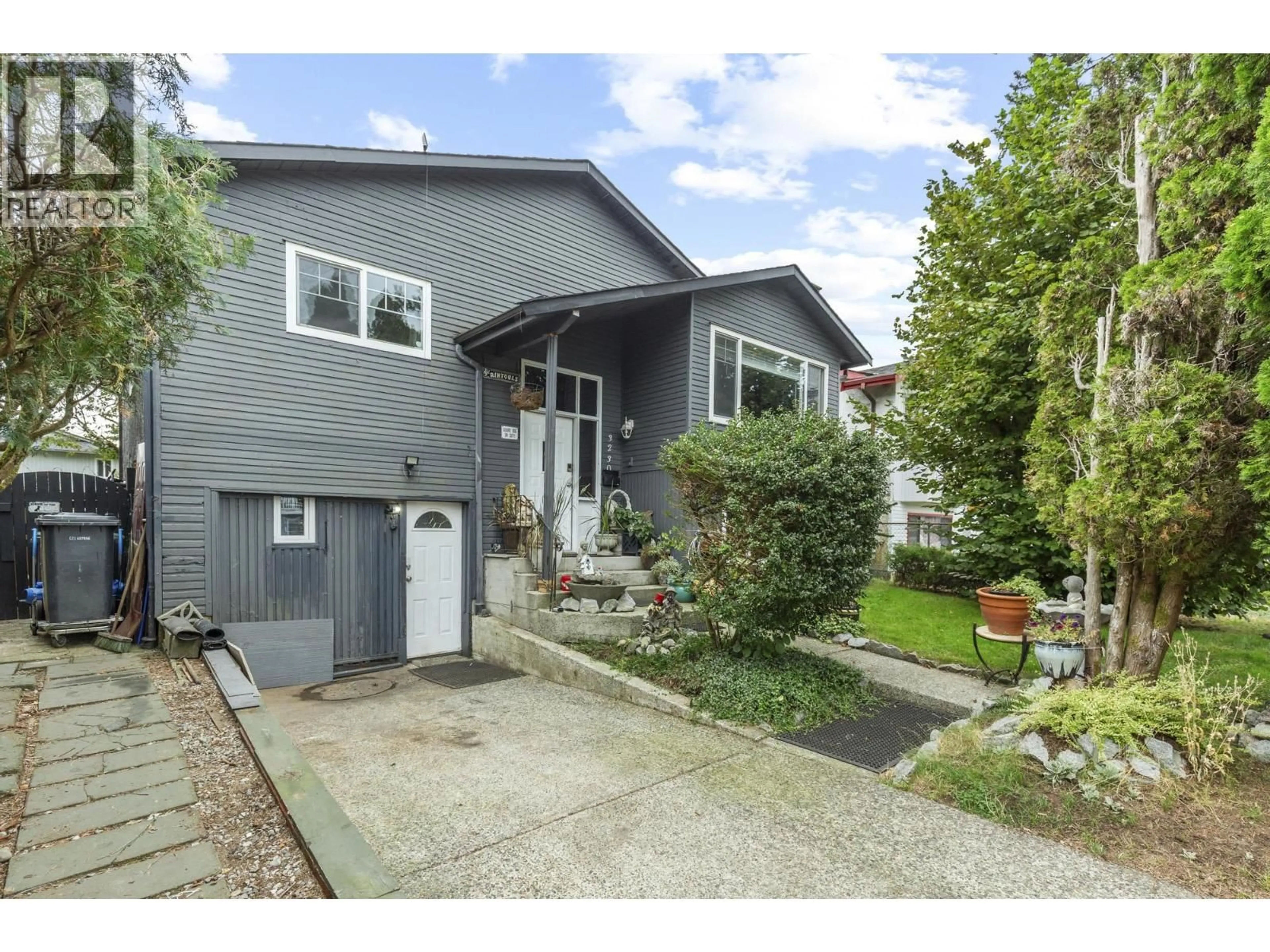 Home with vinyl exterior material, street for 3230 BALLENAS COURT, Coquitlam British Columbia V3E1T5