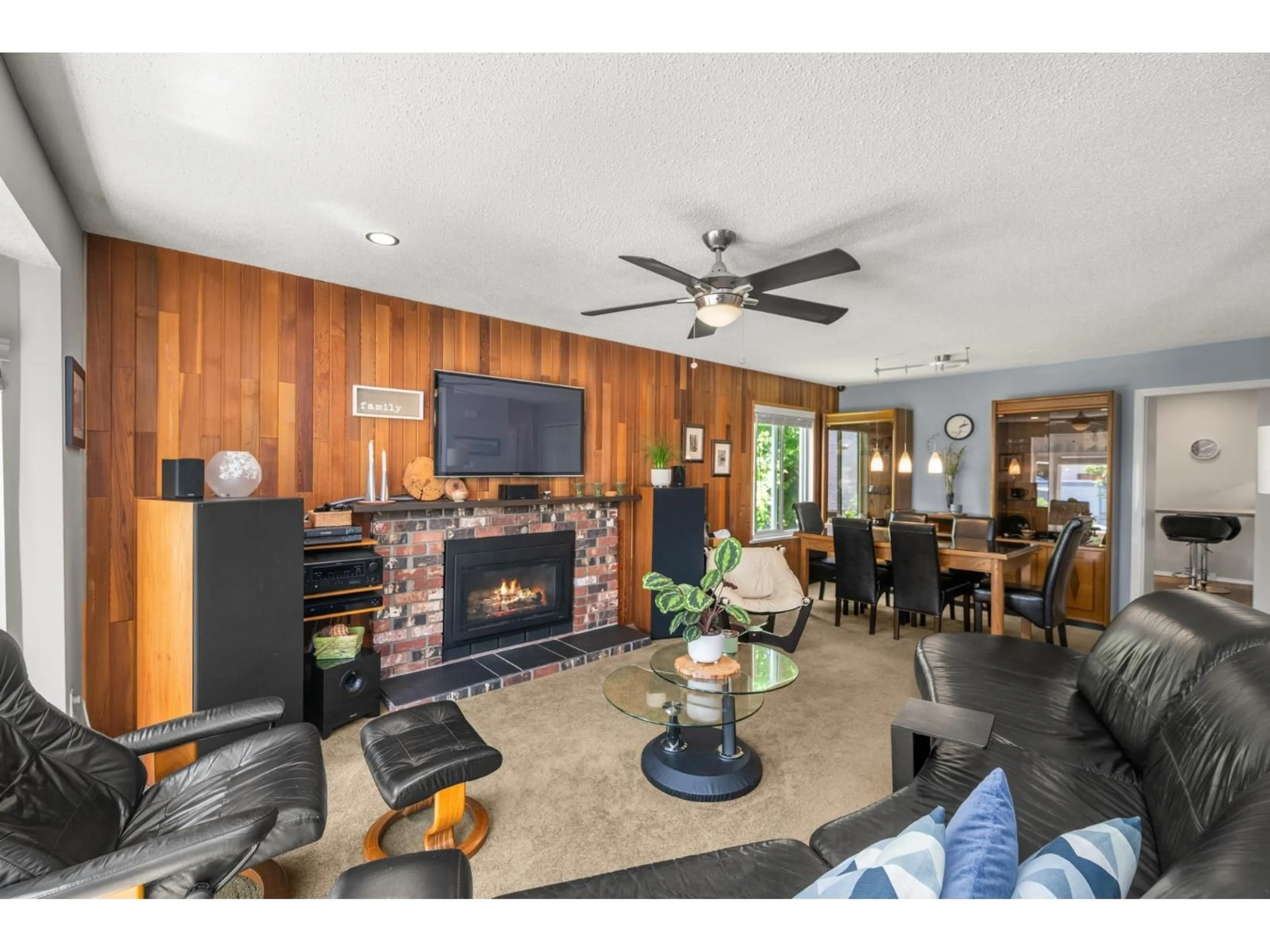 Living room with furniture, wood/laminate floor for 12241 80A, Surrey British Columbia V3W7R8