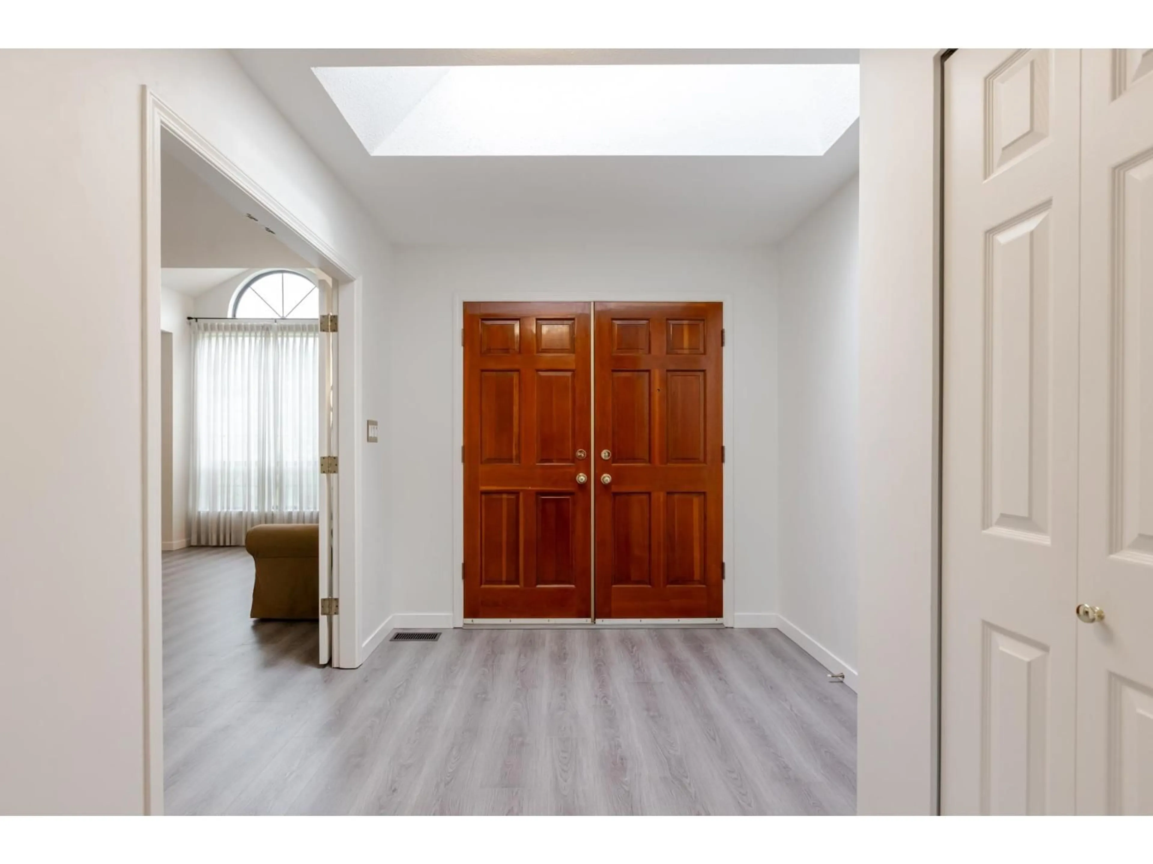 Indoor entryway for 10467 GLENBROOK, Surrey British Columbia V4N1W9