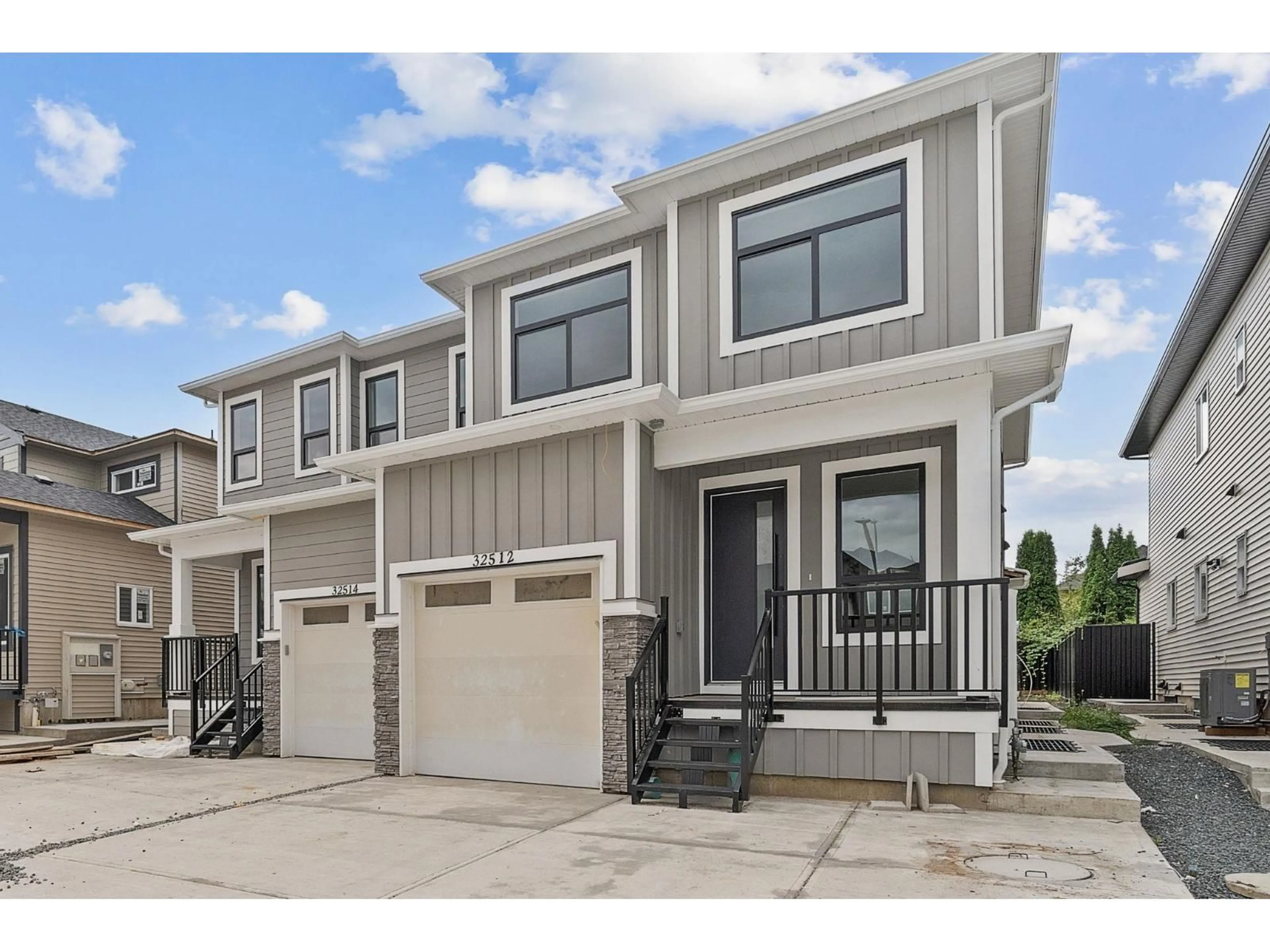 Home with vinyl exterior material, street for 32512 HIGGINBOTTOM, Mission British Columbia V2V2T6
