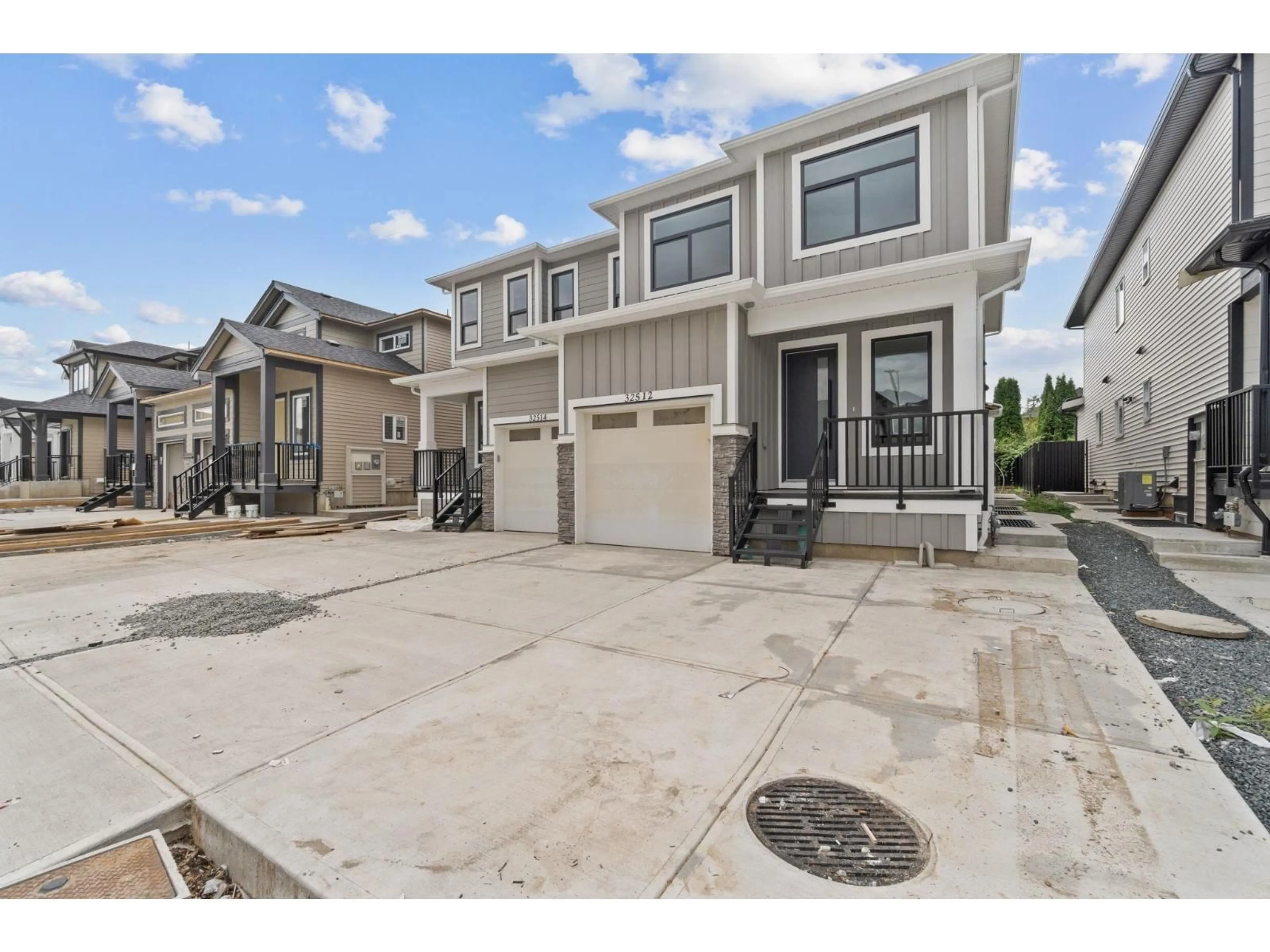 Home with vinyl exterior material, street for 32512 HIGGINBOTTOM, Mission British Columbia V2V2T6