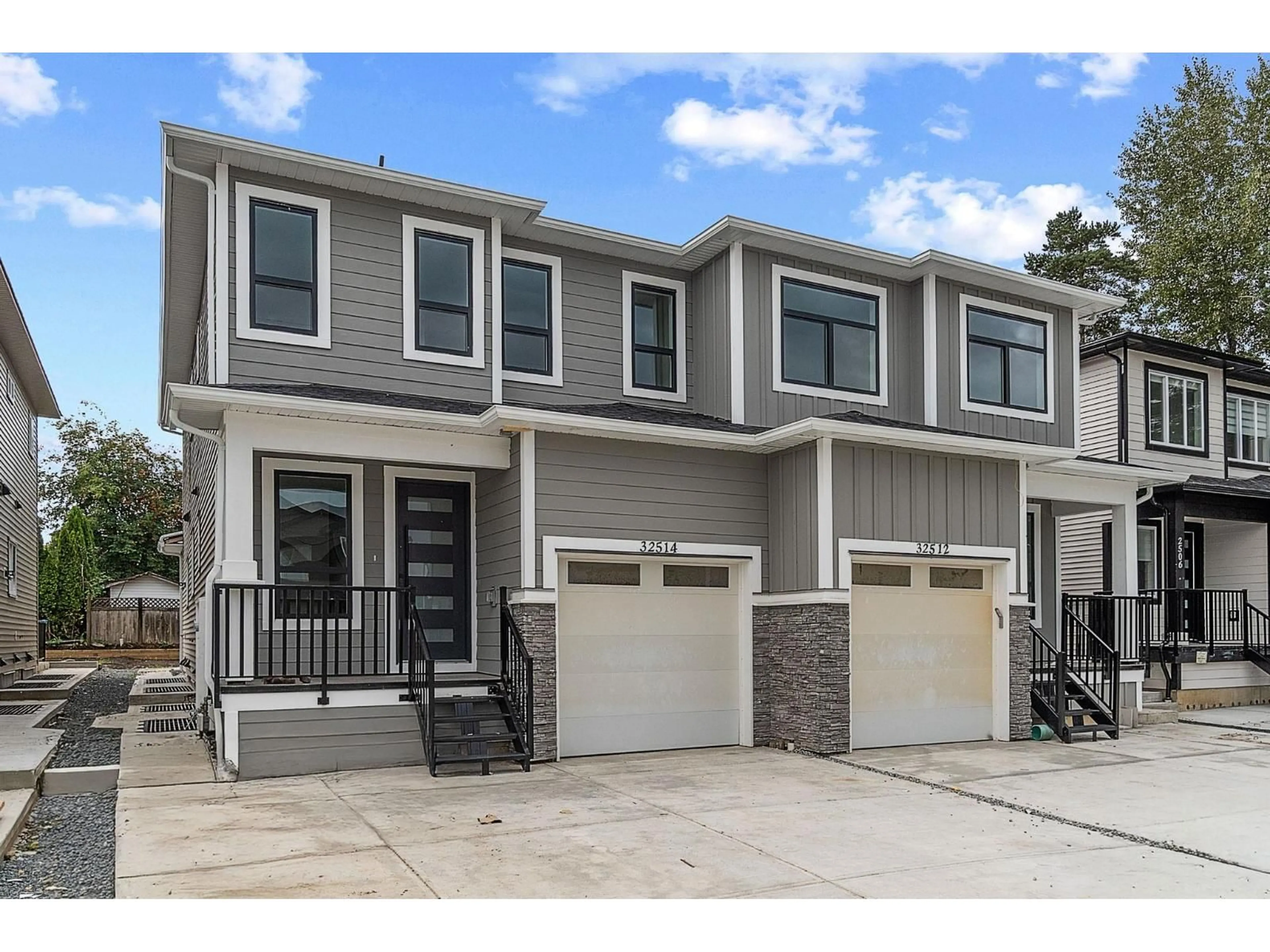 Home with vinyl exterior material, street for 32514 HIGGINBOTTOM, Mission British Columbia V2V2T7