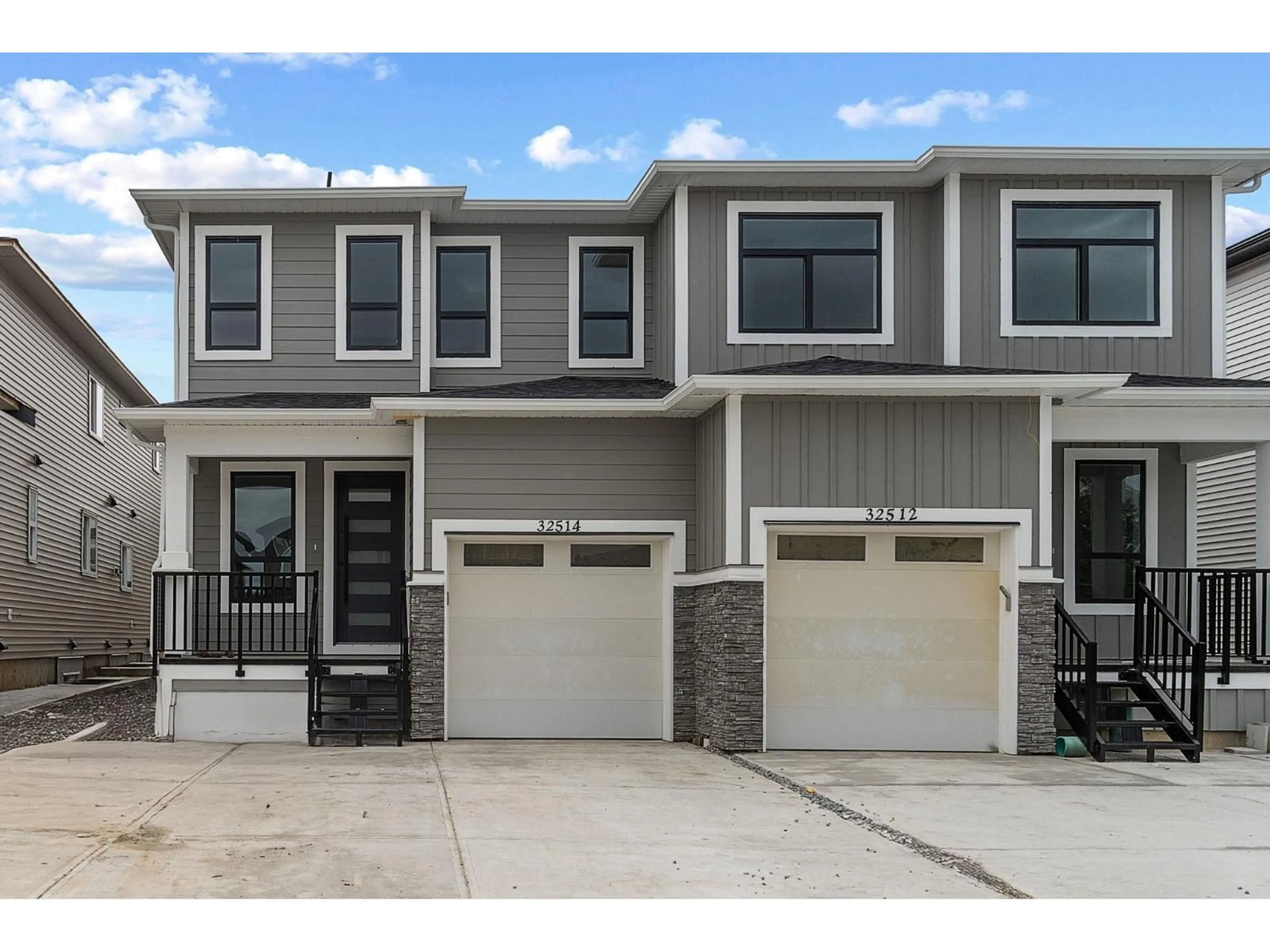 Home with vinyl exterior material, street for 32514 HIGGINBOTTOM, Mission British Columbia V2V2T7