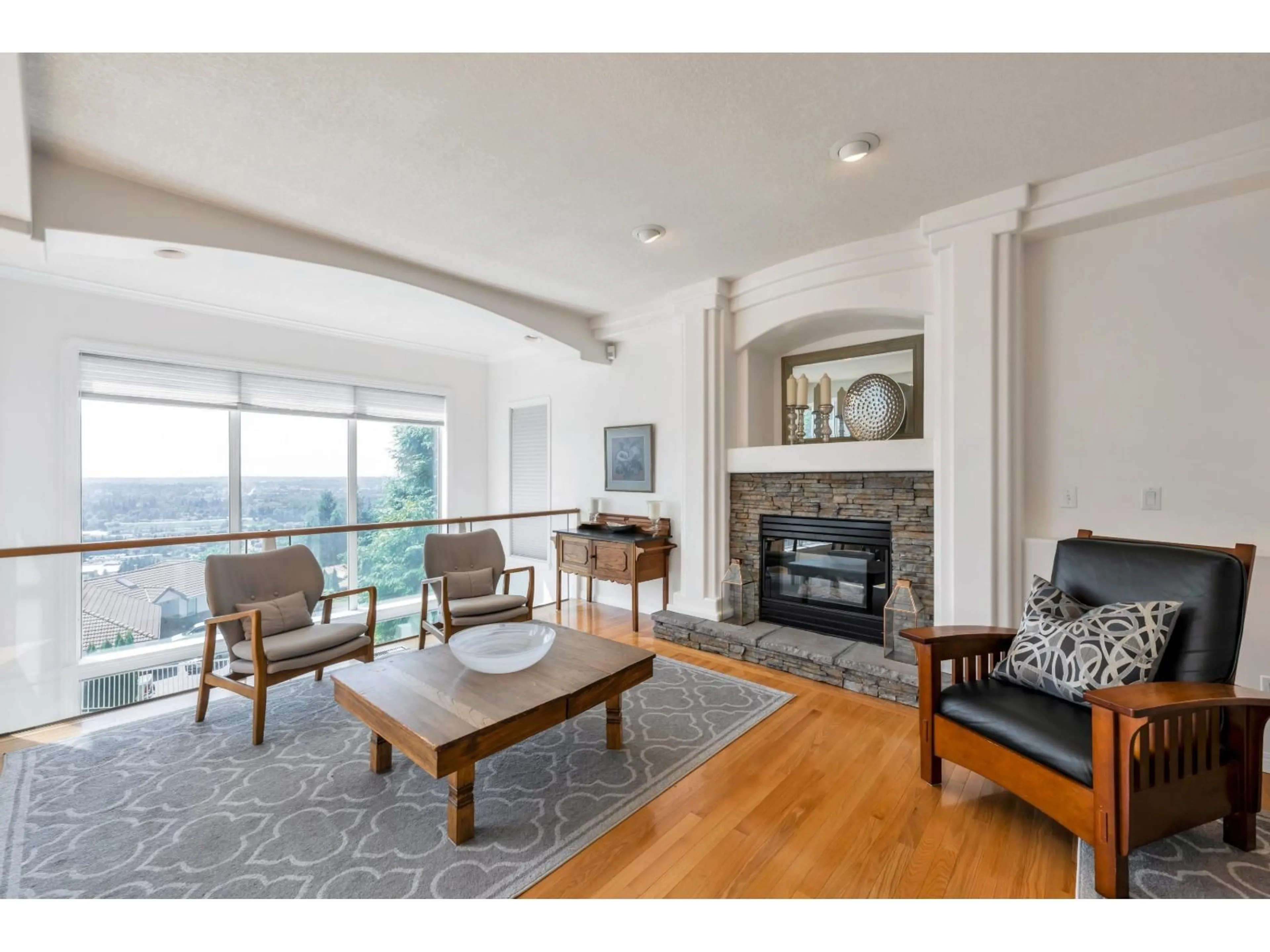 Living room with furniture, wood/laminate floor for 2582 ZURICH, Abbotsford British Columbia V3G1C4