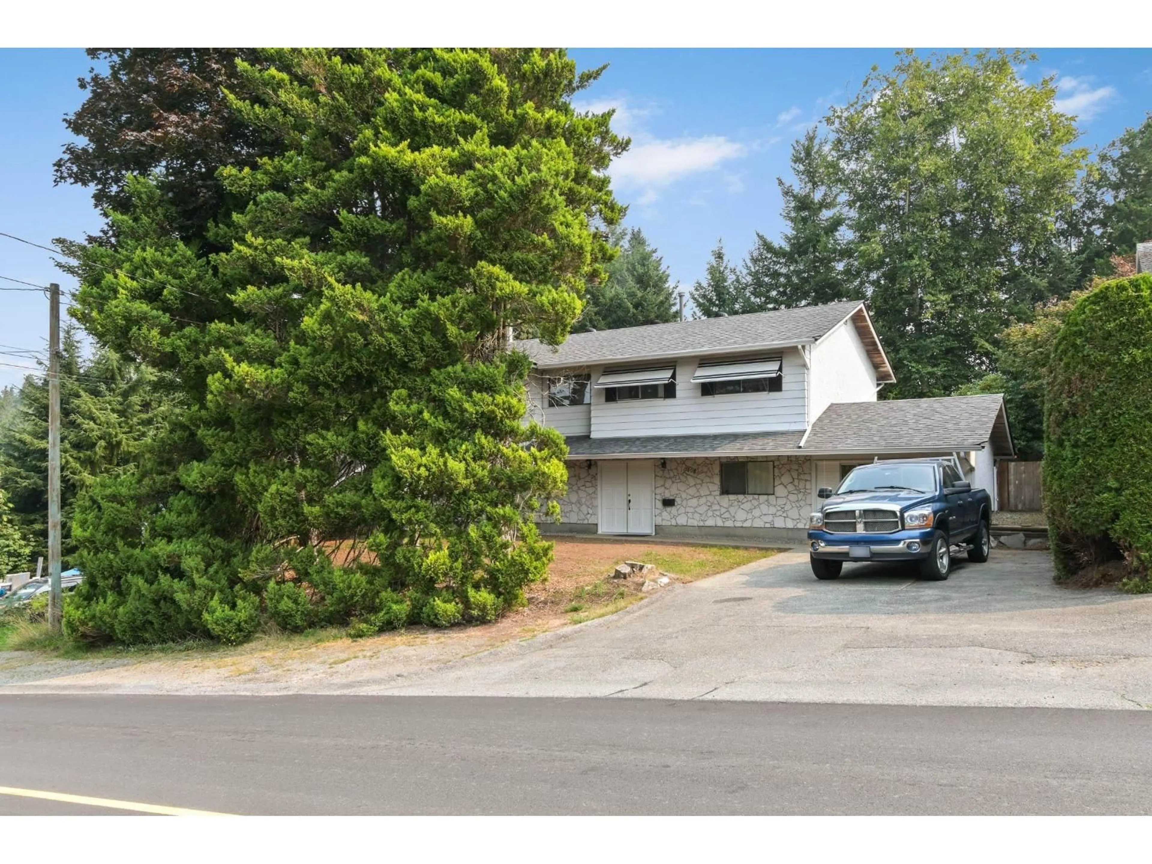 A pic from outside/outdoor area/front of a property/back of a property/a pic from drone, street for 7808 HORNE, Mission British Columbia V2V3Z1