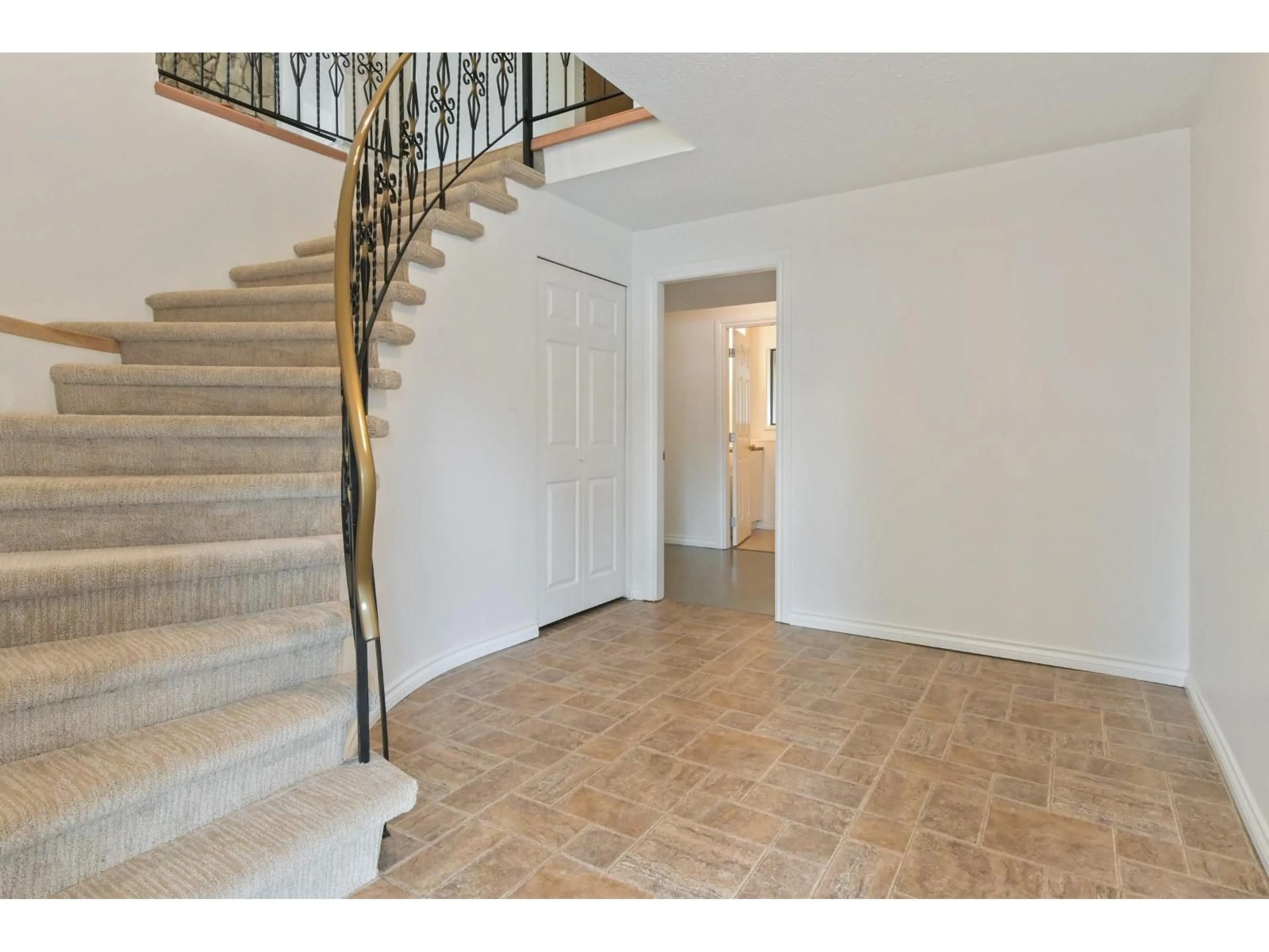 Indoor foyer for 7808 HORNE, Mission British Columbia V2V3Z1