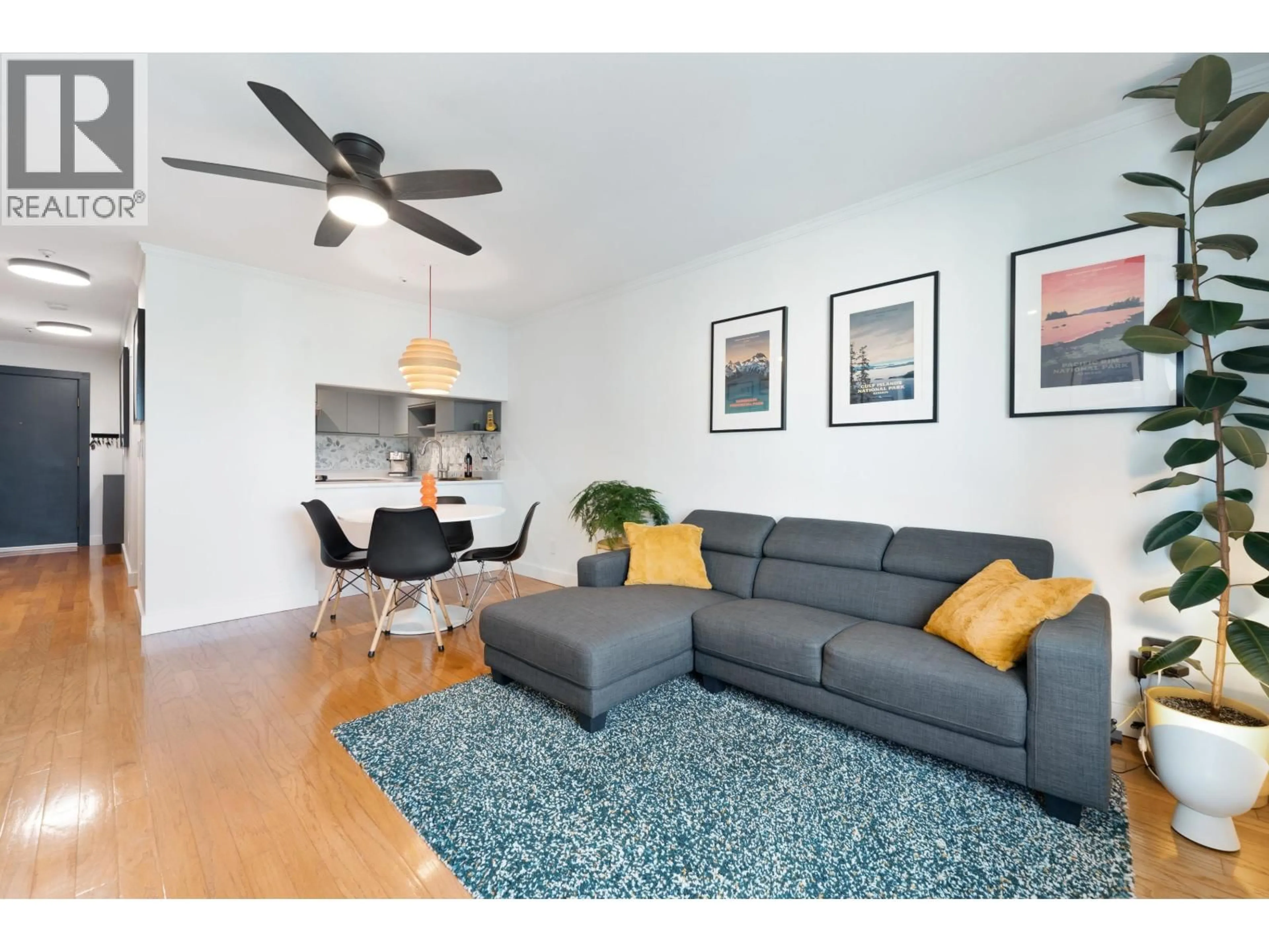 Living room with furniture, wood/laminate floor for 402 - 2133 DUNDAS STREET, Vancouver British Columbia V5L1J7