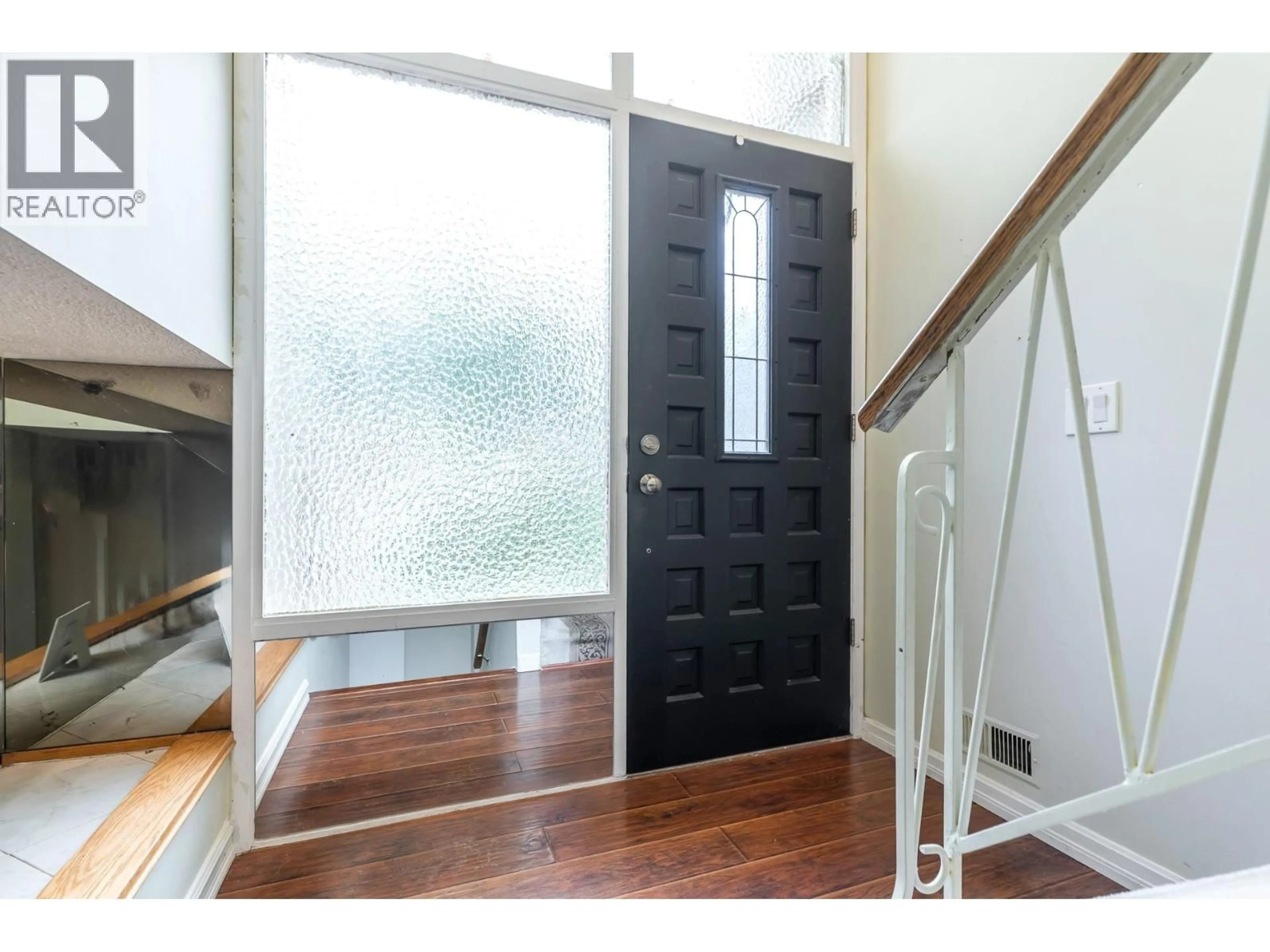 Indoor entryway for 4853 6 AVENUE, Delta British Columbia V4M1L2