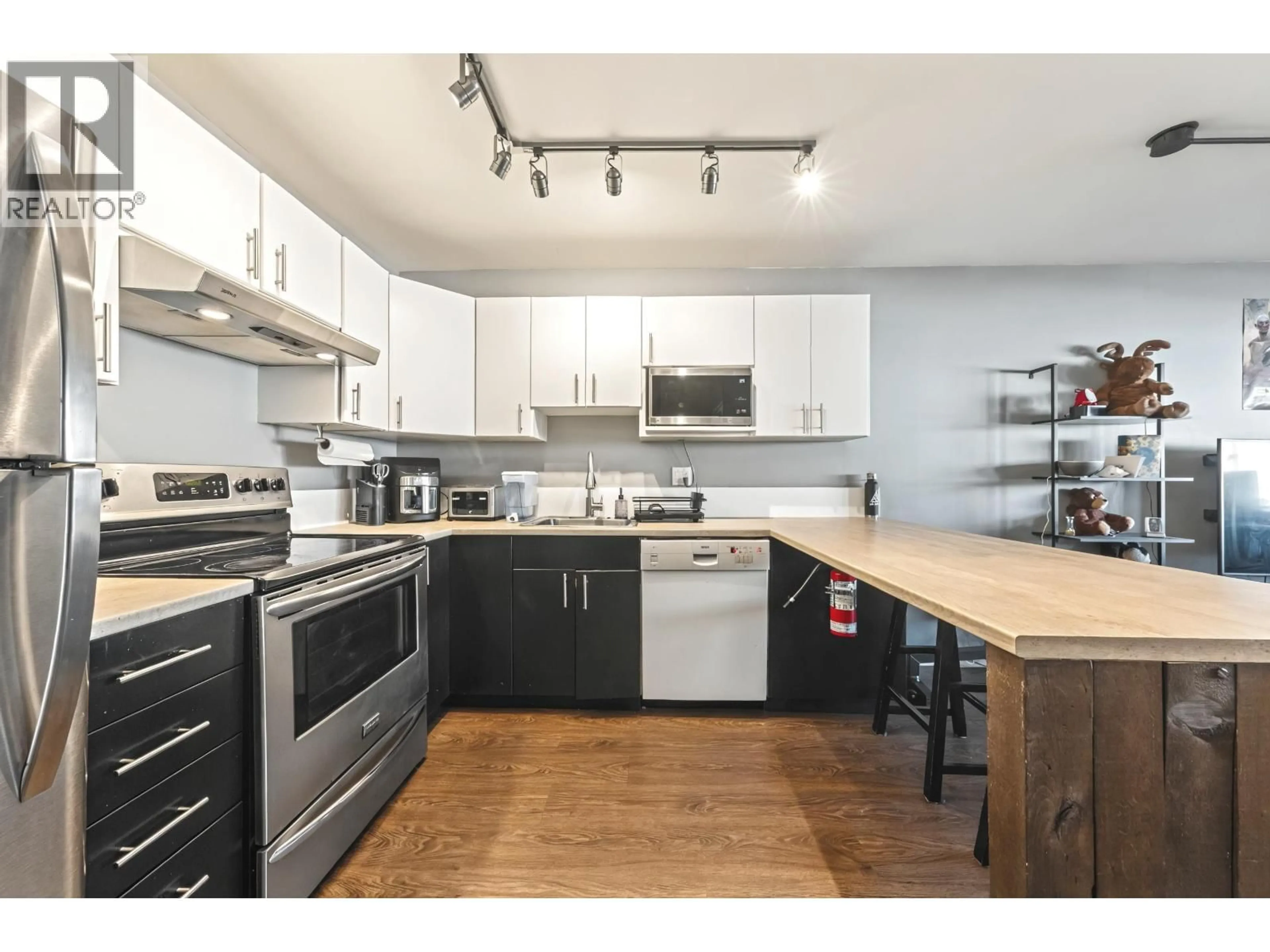 Open concept kitchen, wood/laminate floor for 301 - 1209 HOWIE AVENUE, Coquitlam British Columbia V3J1T9