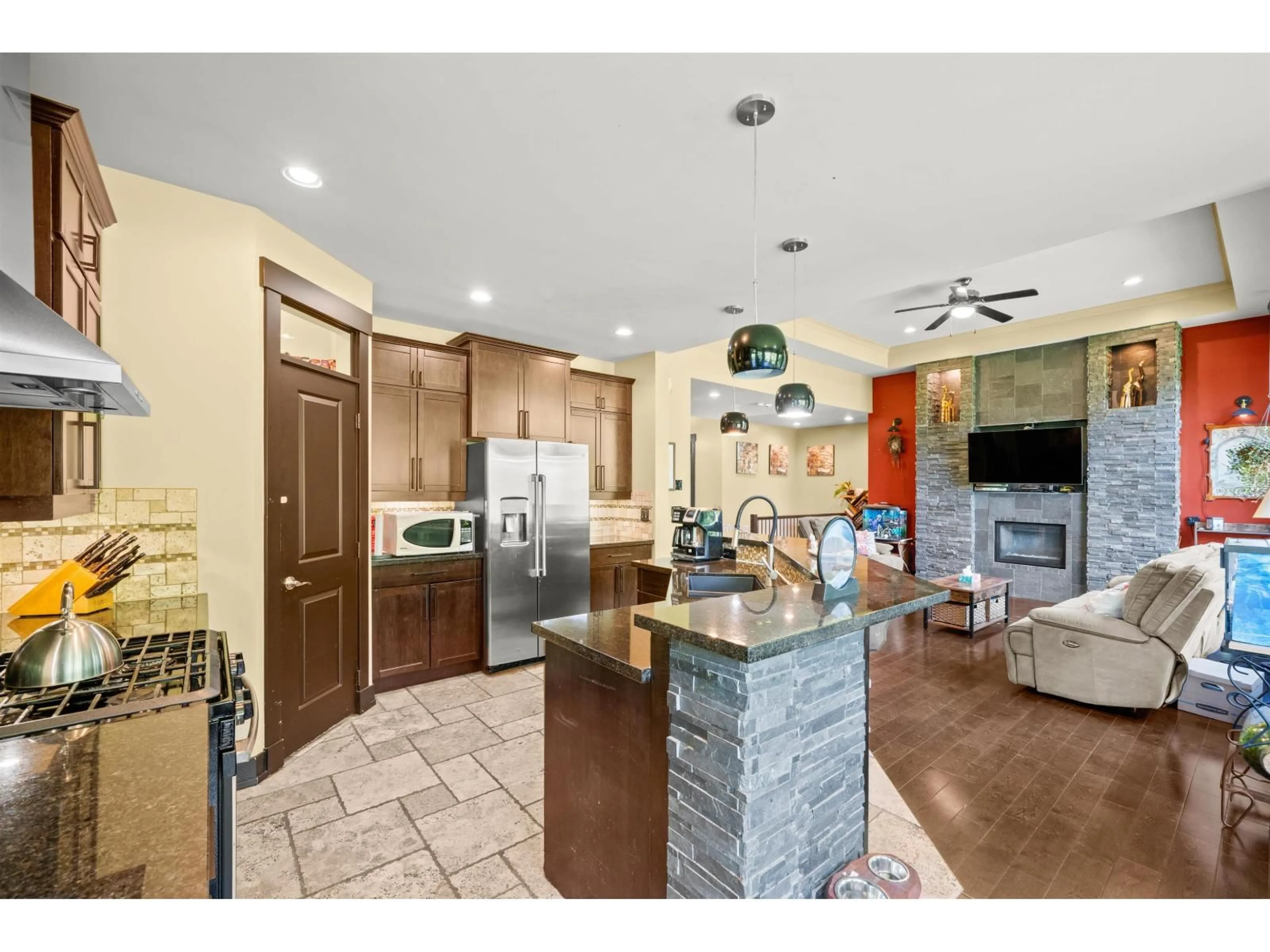 Open concept kitchen, ceramic/tile floor for 2518 WHATCOM, Abbotsford British Columbia V3G2L5