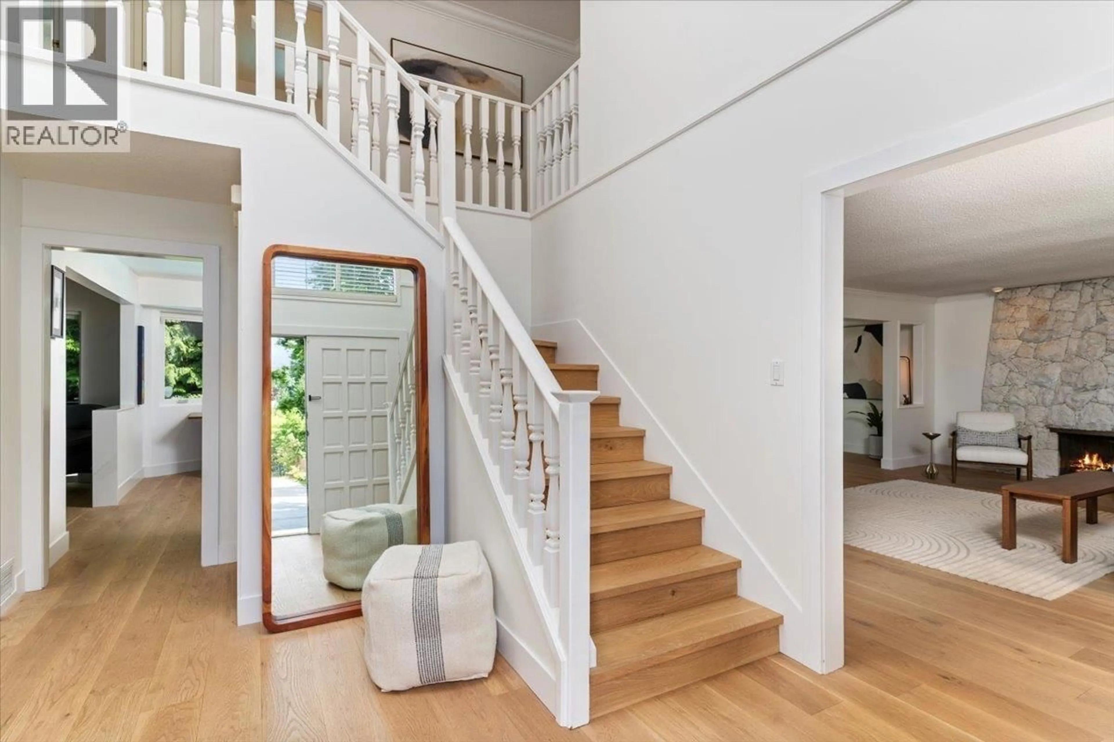 Indoor entryway for 5446 CLIFFRIDGE AVENUE, North Vancouver British Columbia V7R4M4