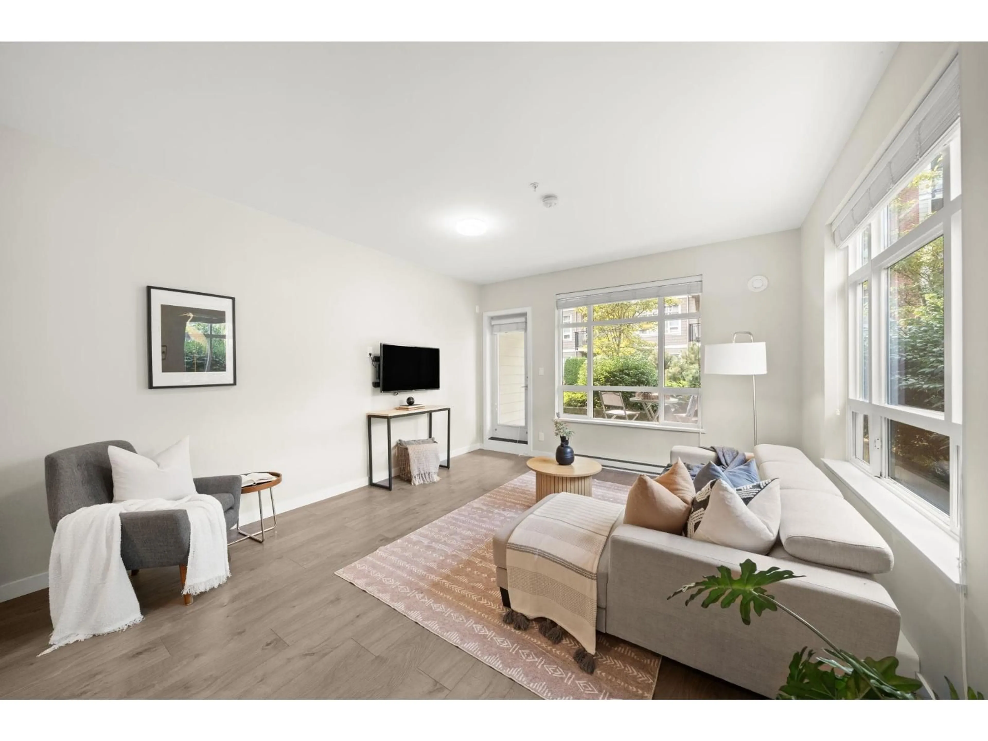 Living room with furniture, unknown for E102 - 20211 66, Langley British Columbia V2Y0L4