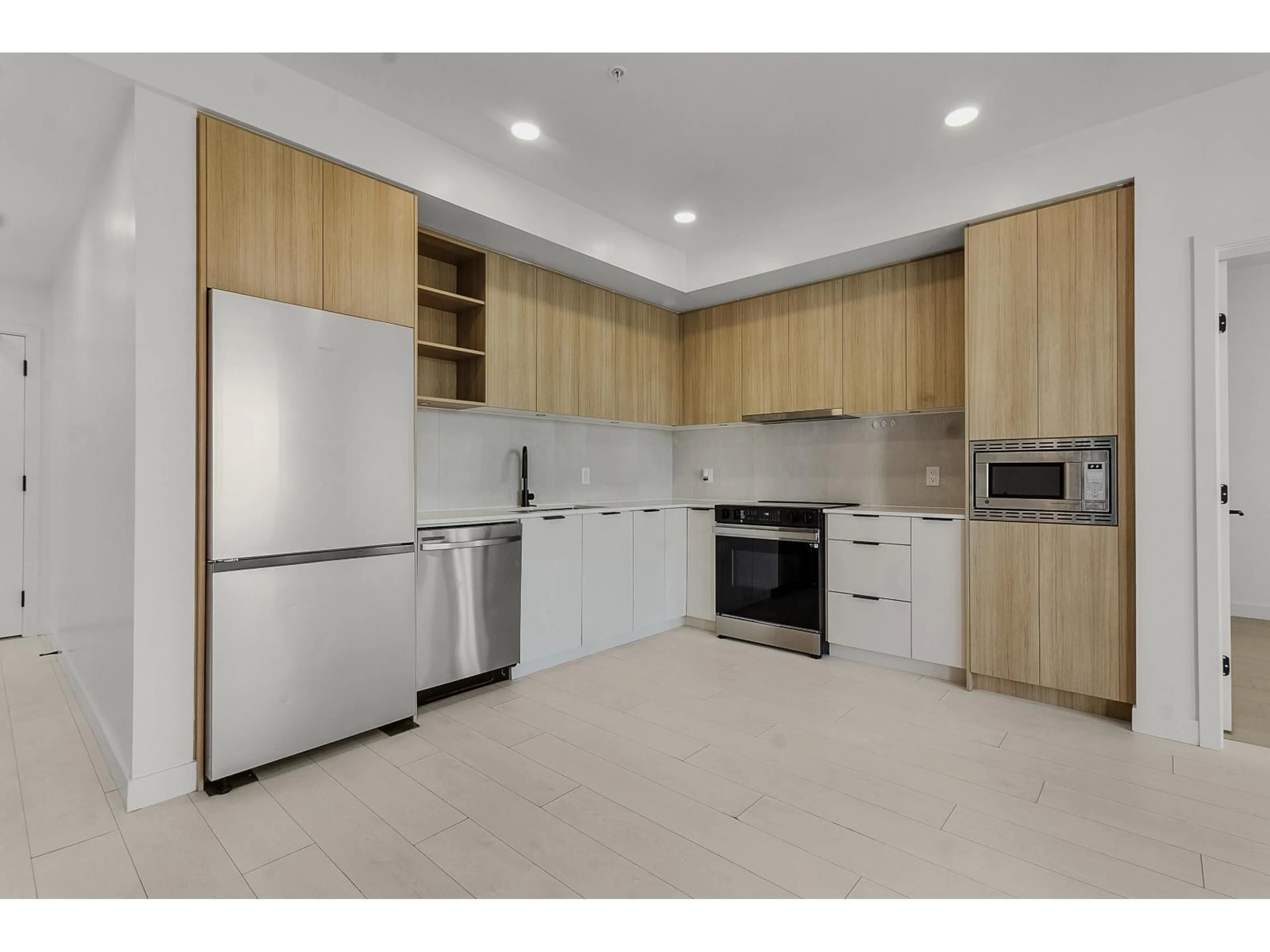 Standard kitchen, unknown for 509 - 13439 94A, Surrey British Columbia V3V0G9