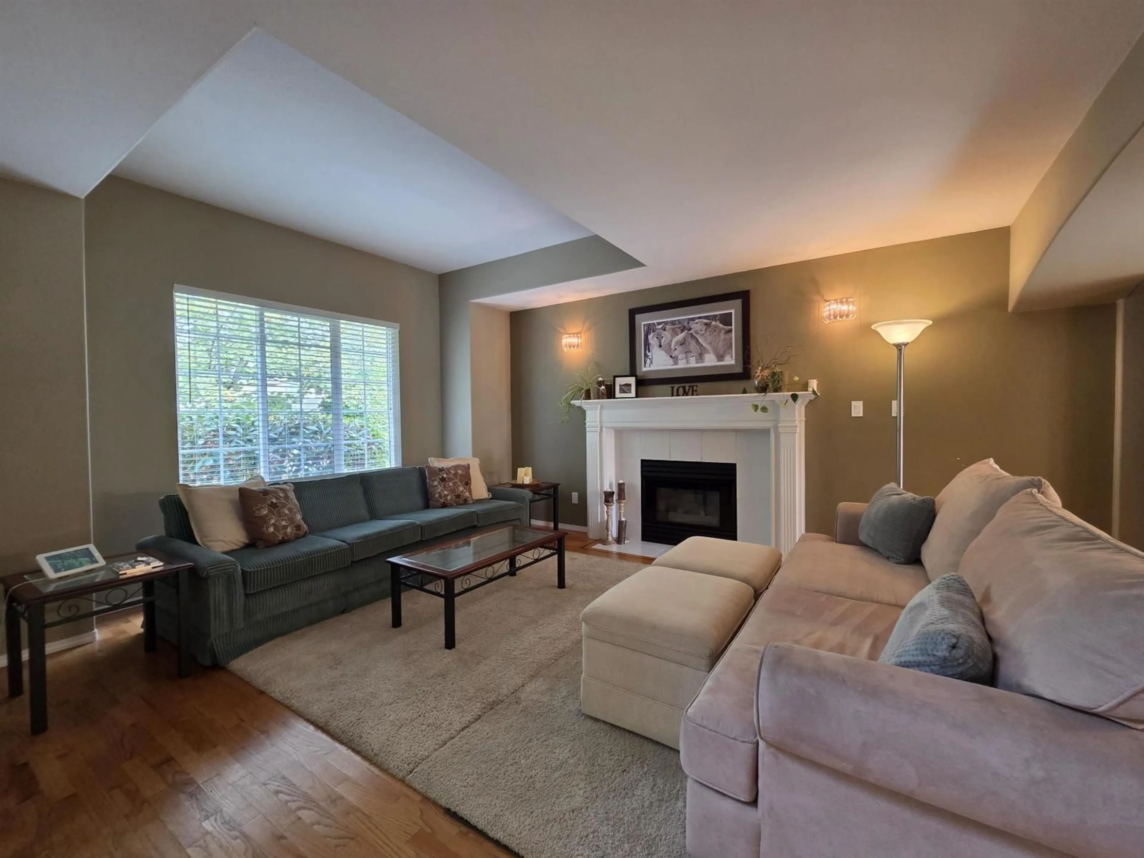 Living room with furniture, unknown for 20760 91, Langley British Columbia V1M2P5