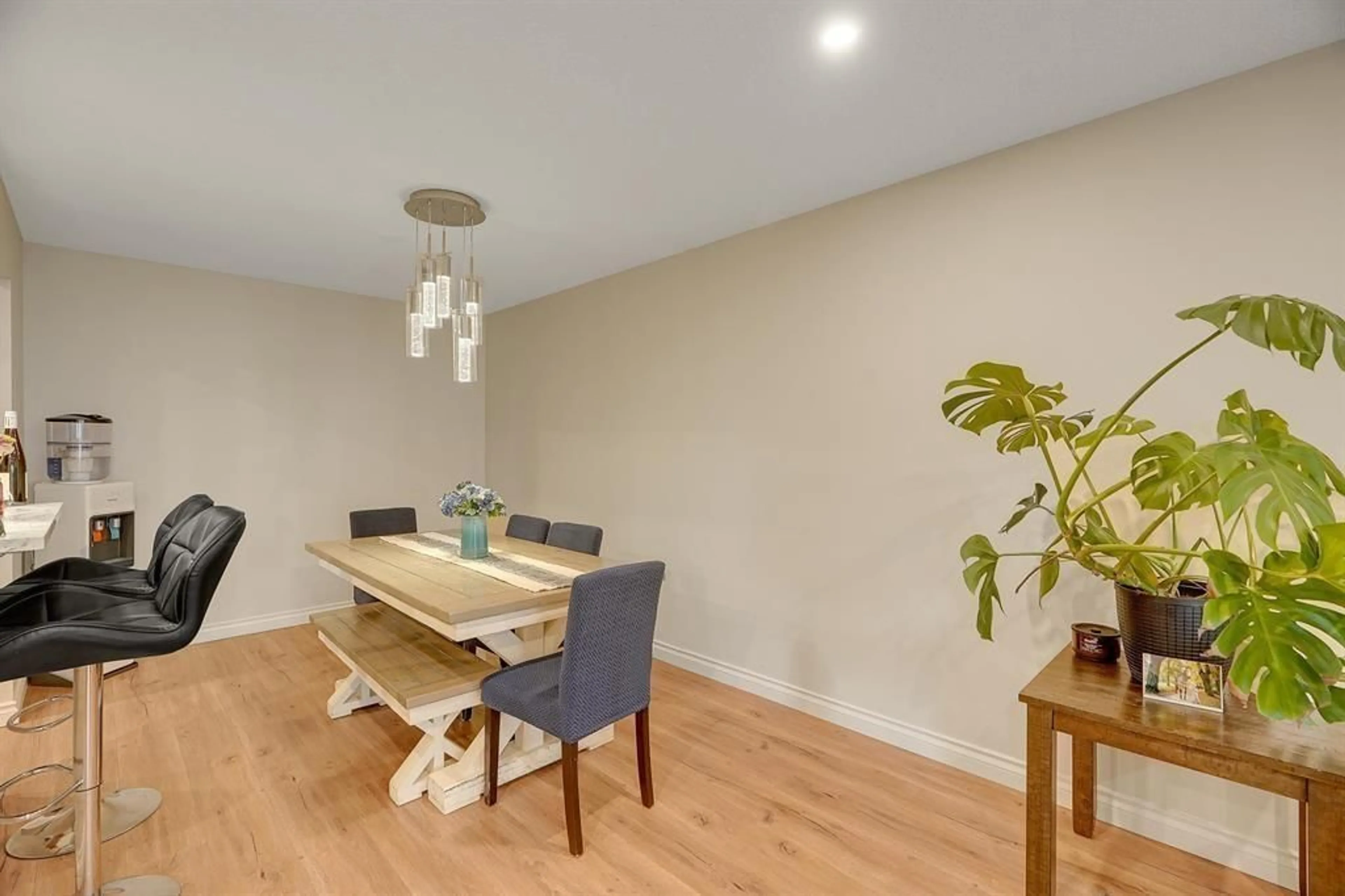 Dining room, wood/laminate floor for 121 - 32850 GEORGE FERGUSON, Abbotsford British Columbia V2S7K1