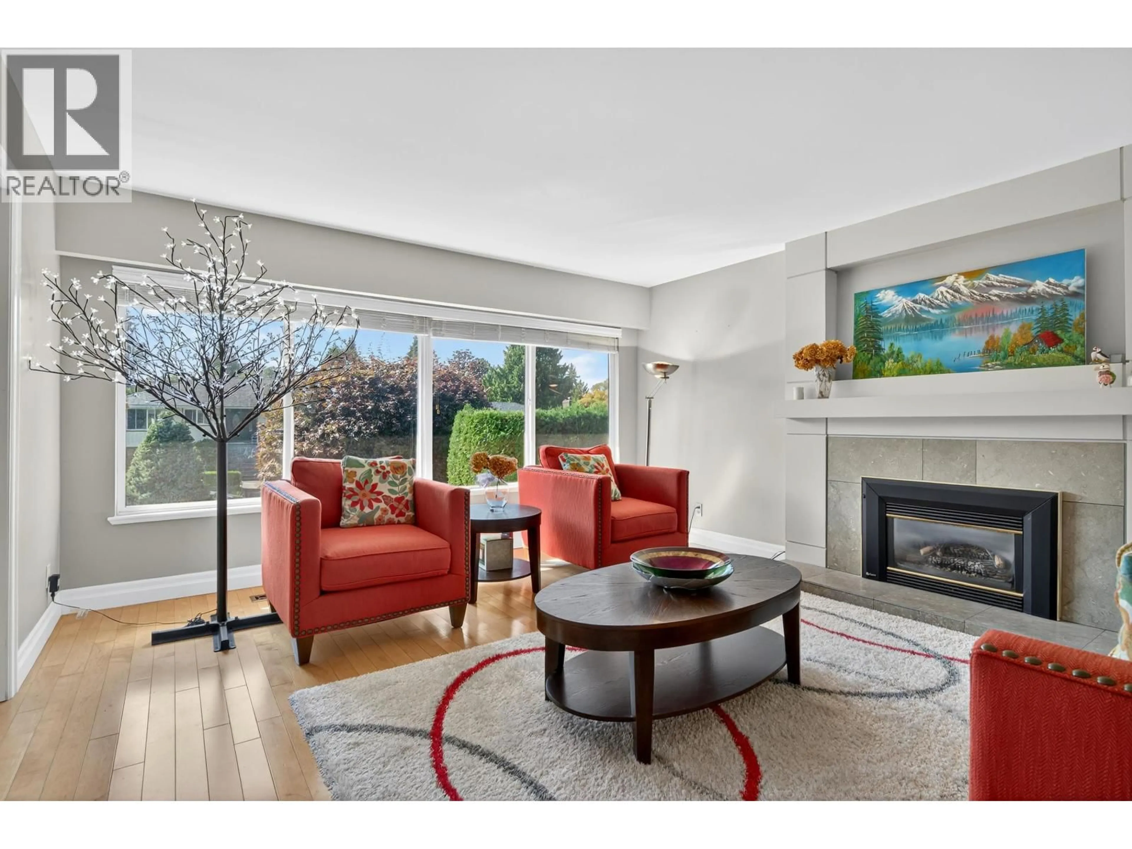 Living room with furniture, wood/laminate floor for 4938 PIONEER AVENUE, Burnaby British Columbia V5G3J4