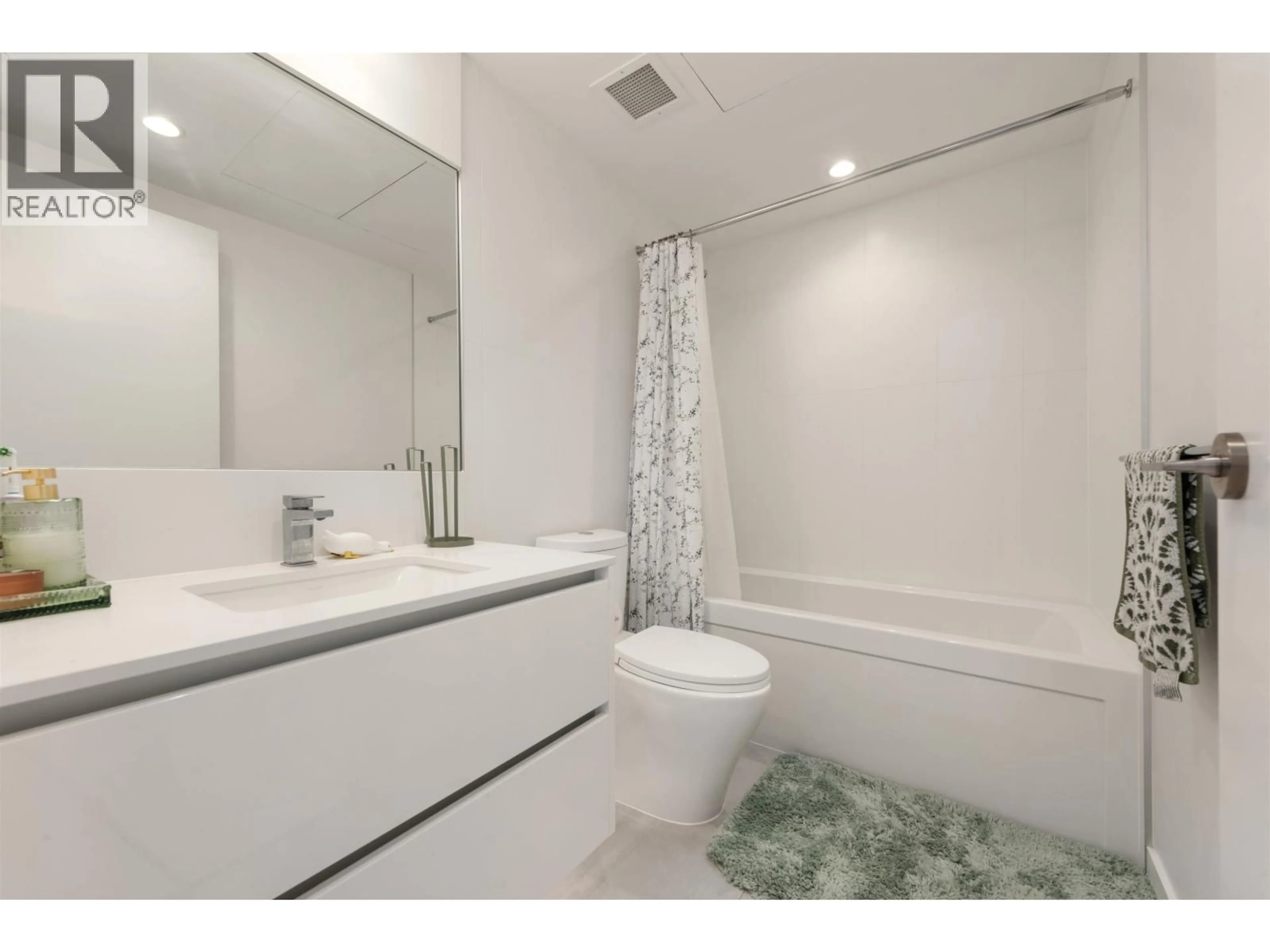 Standard bathroom, ceramic/tile floor for 1808 - 2085 SKYLINE COURT, Burnaby British Columbia V5C0M6