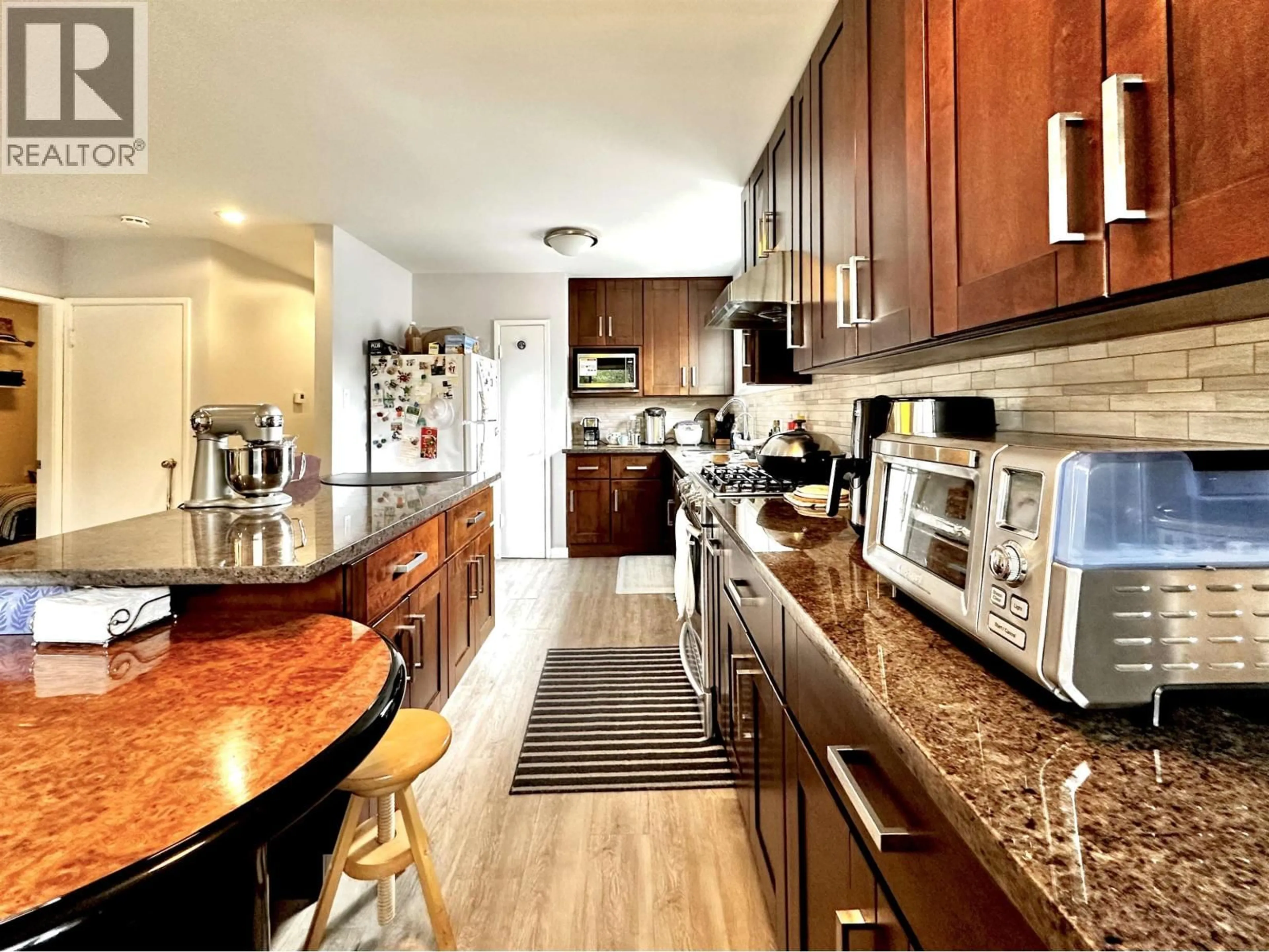 Open concept kitchen, wood/laminate floor for 7630 VICTORIA DRIVE, Vancouver British Columbia V5P3Z8
