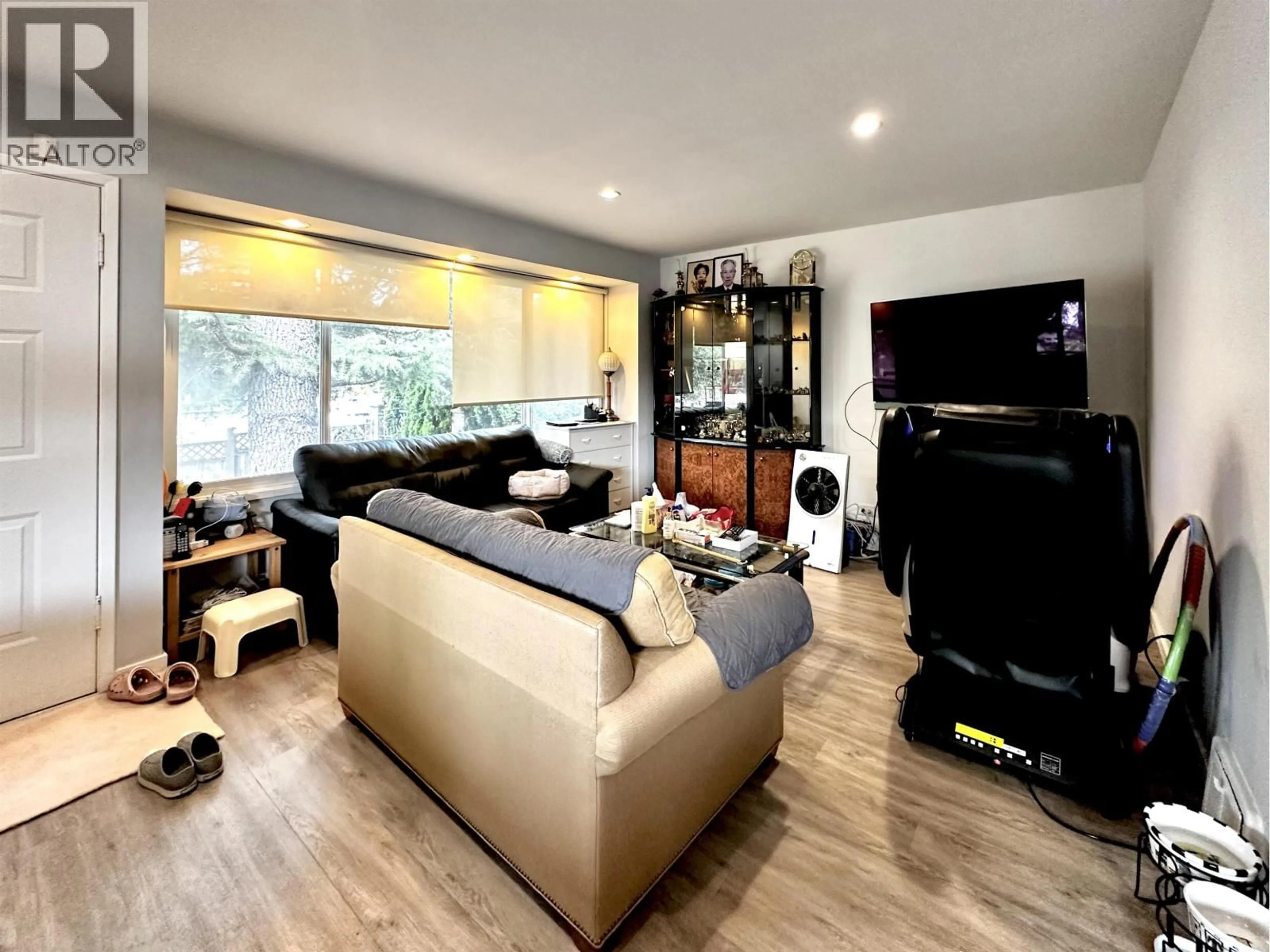 Living room with furniture, wood/laminate floor for 7630 VICTORIA DRIVE, Vancouver British Columbia V5P3Z8