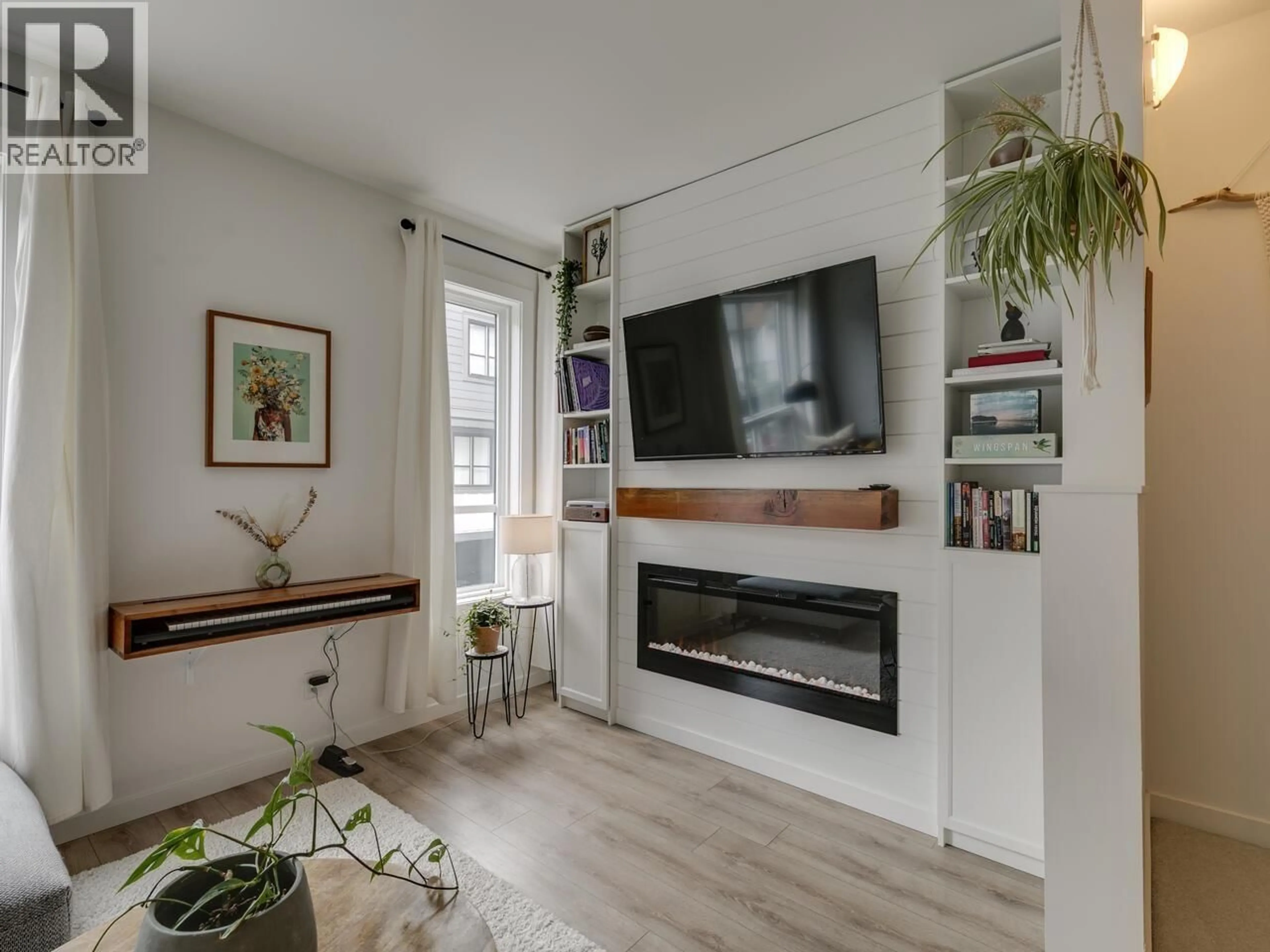 Living room with furniture, wood/laminate floor for 48 - 39769 GOVERNMENT ROAD, Squamish British Columbia V0V0V0