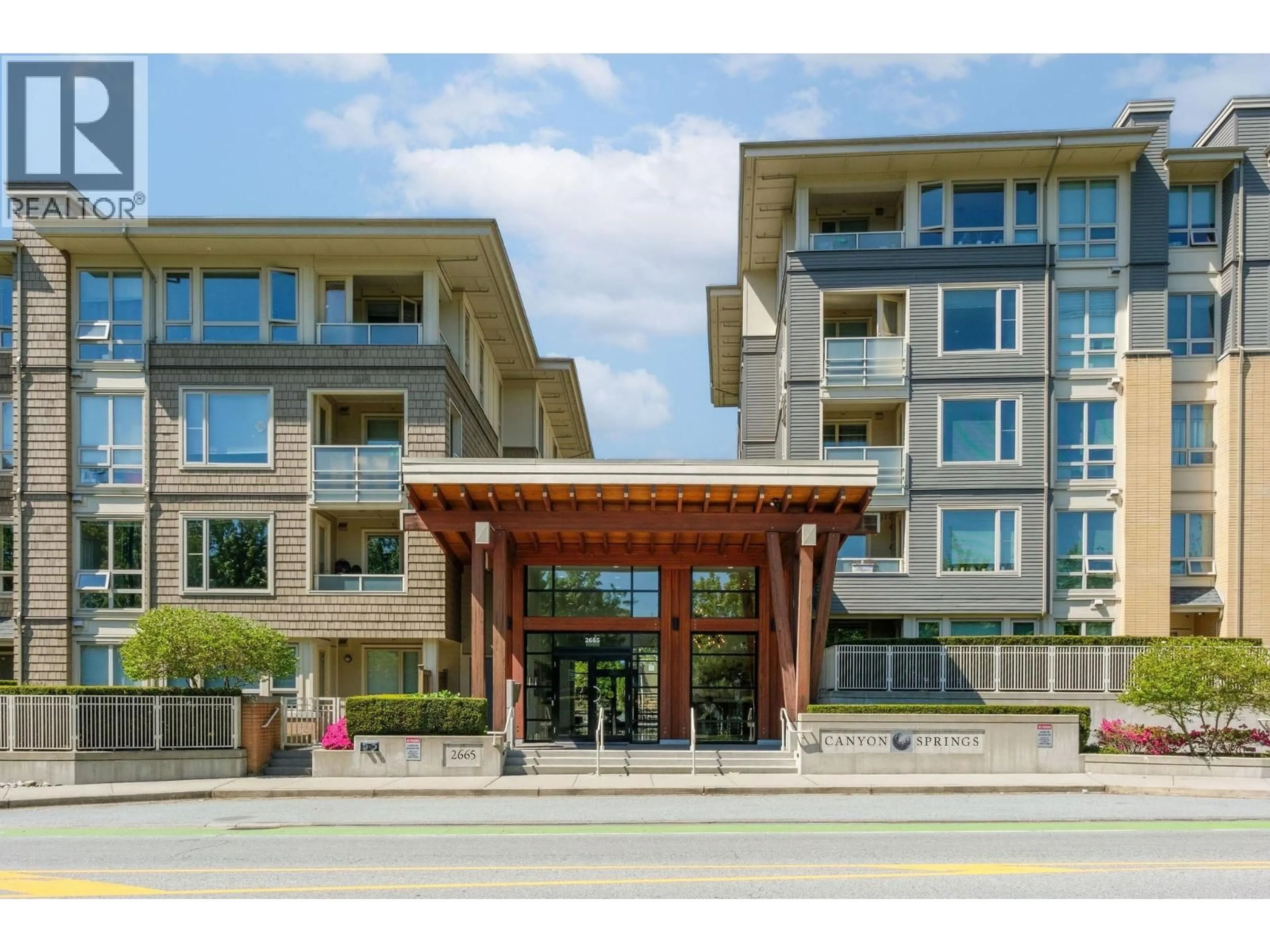 Indoor foyer for 219 - 2665 MOUNTAIN HIGHWAY, Vancouver British Columbia V7J0A8