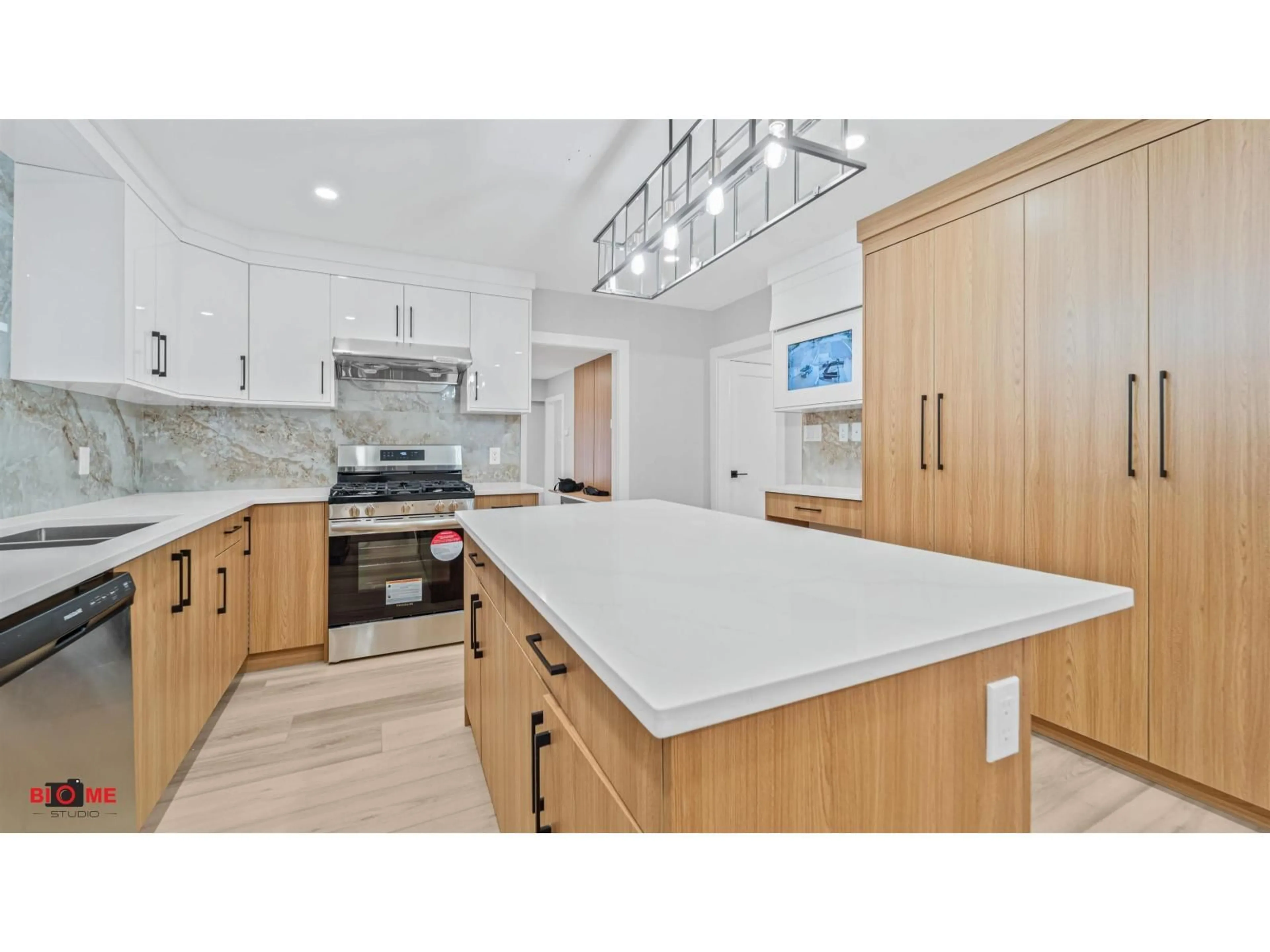 Open concept kitchen, ceramic/tile floor for 11238 82, Delta British Columbia V4C2B7