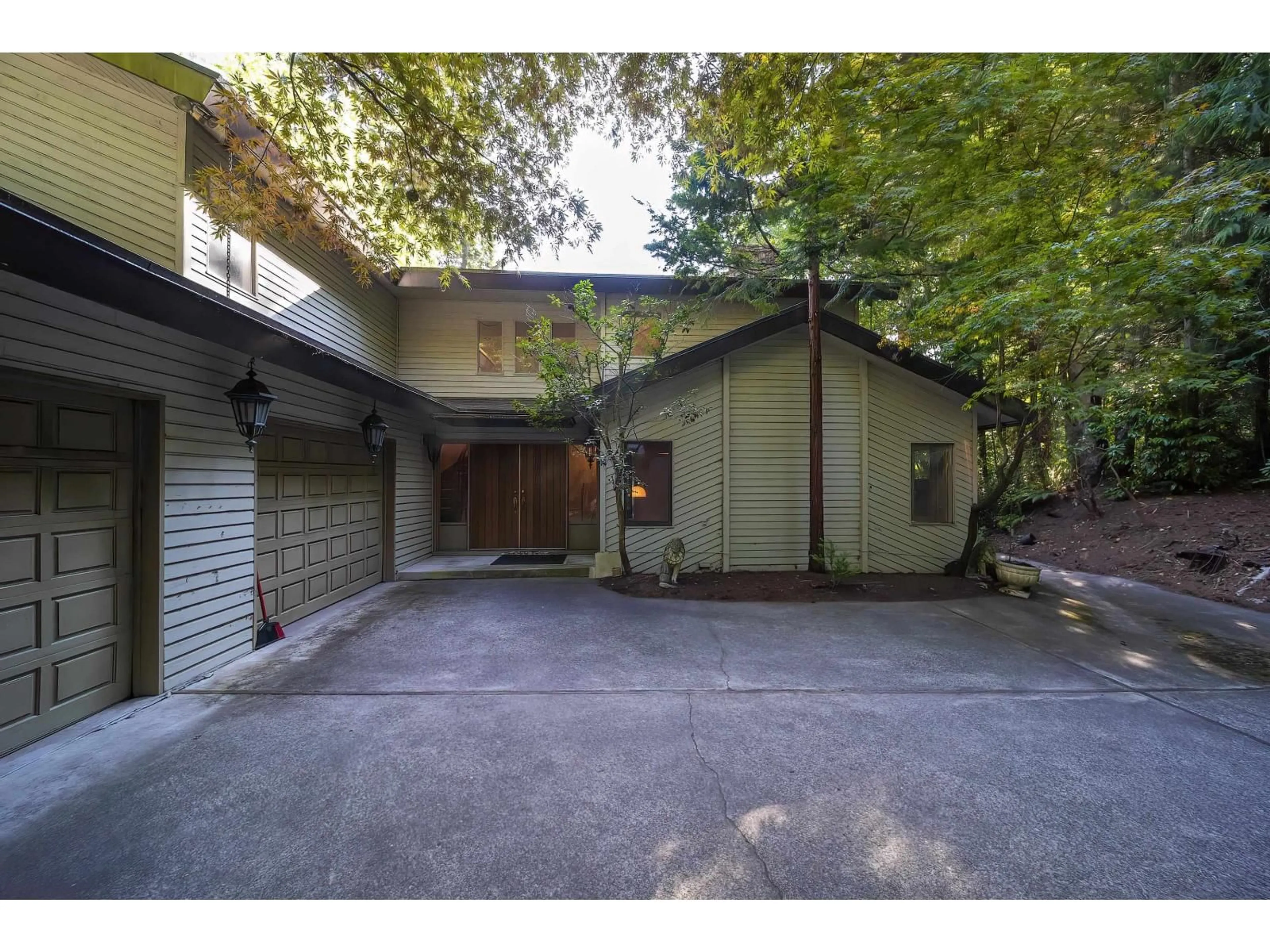 Indoor garage for 5242 STATION, Surrey British Columbia V3X3C4