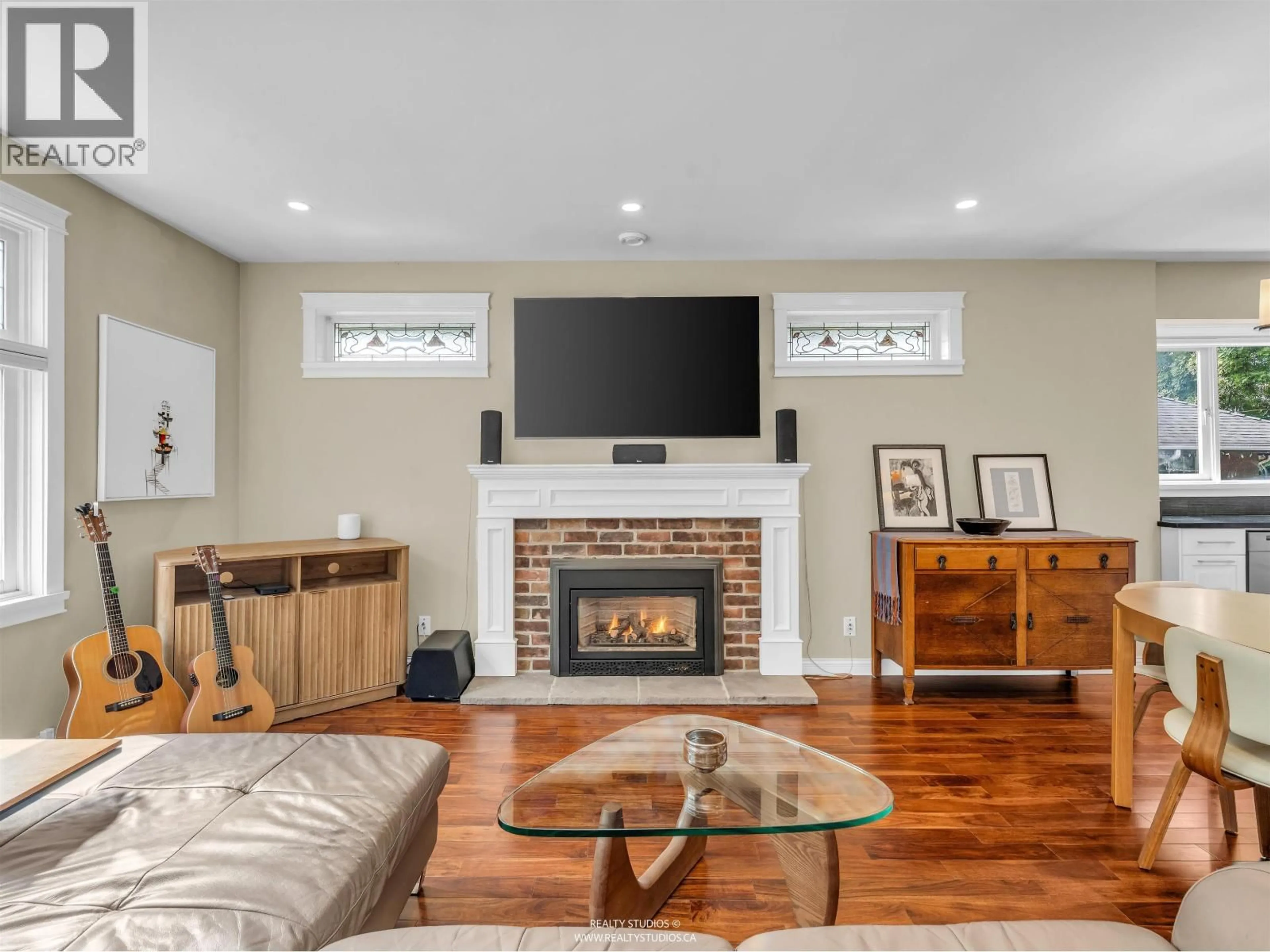 Living room with furniture, wood/laminate floor for 4 - 2535 6TH AVENUE, Vancouver British Columbia V6K1W4