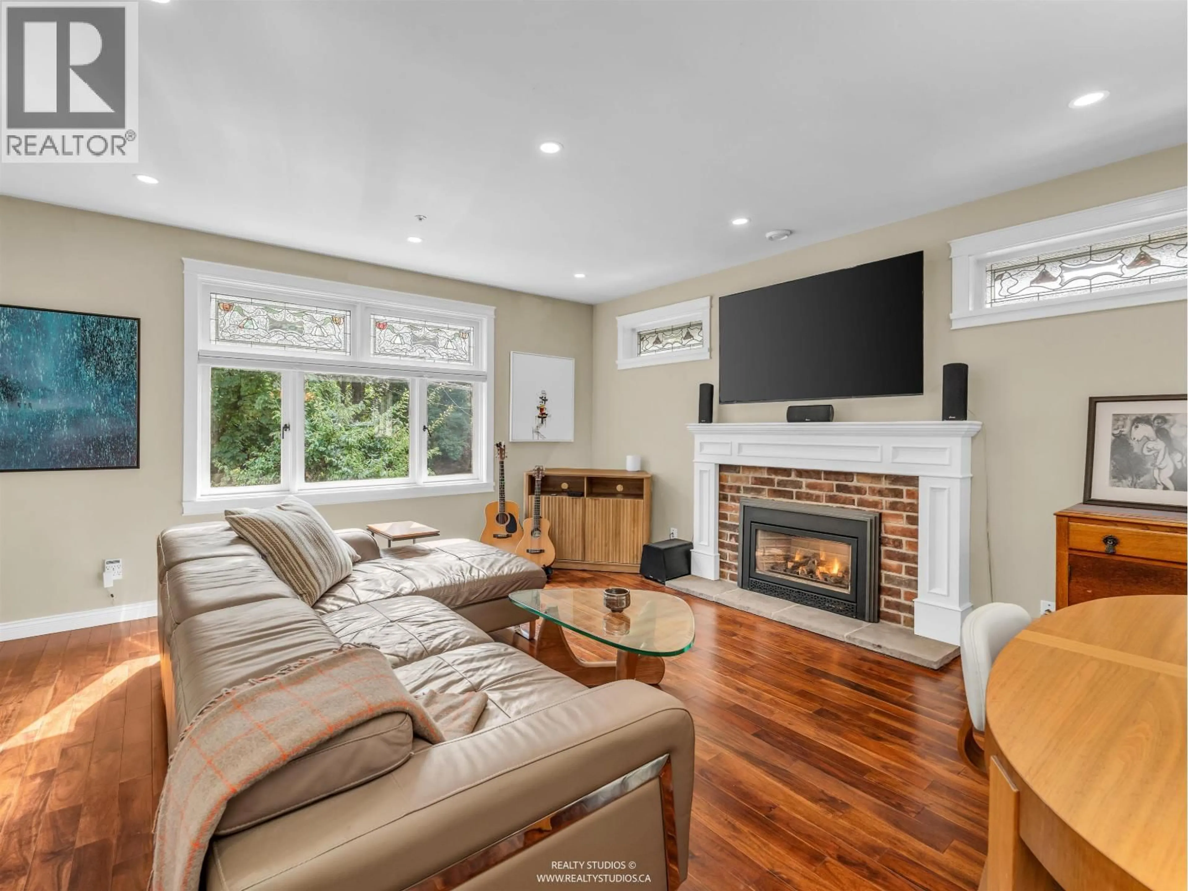 Living room with furniture, wood/laminate floor for 4 - 2535 6TH AVENUE, Vancouver British Columbia V6K1W4