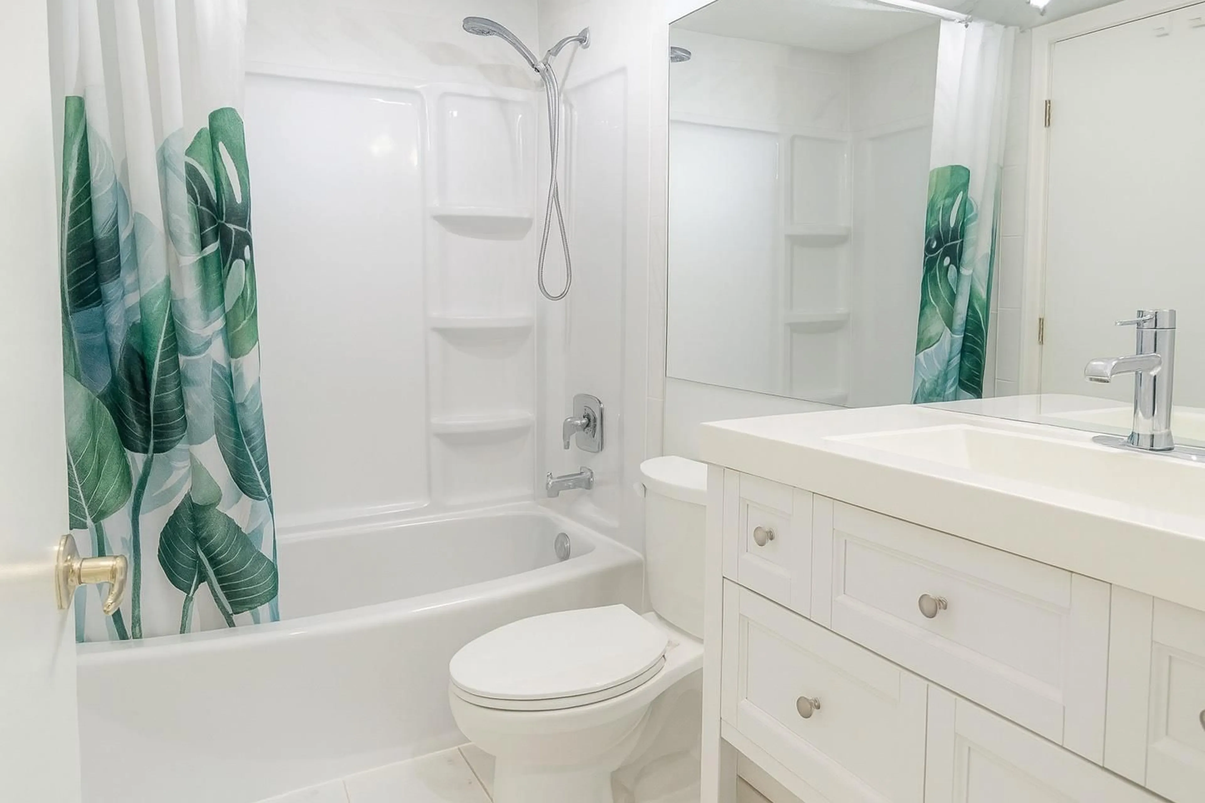 Standard bathroom, ceramic/tile floor for 205 - 12130 80, Surrey British Columbia V3W0V2