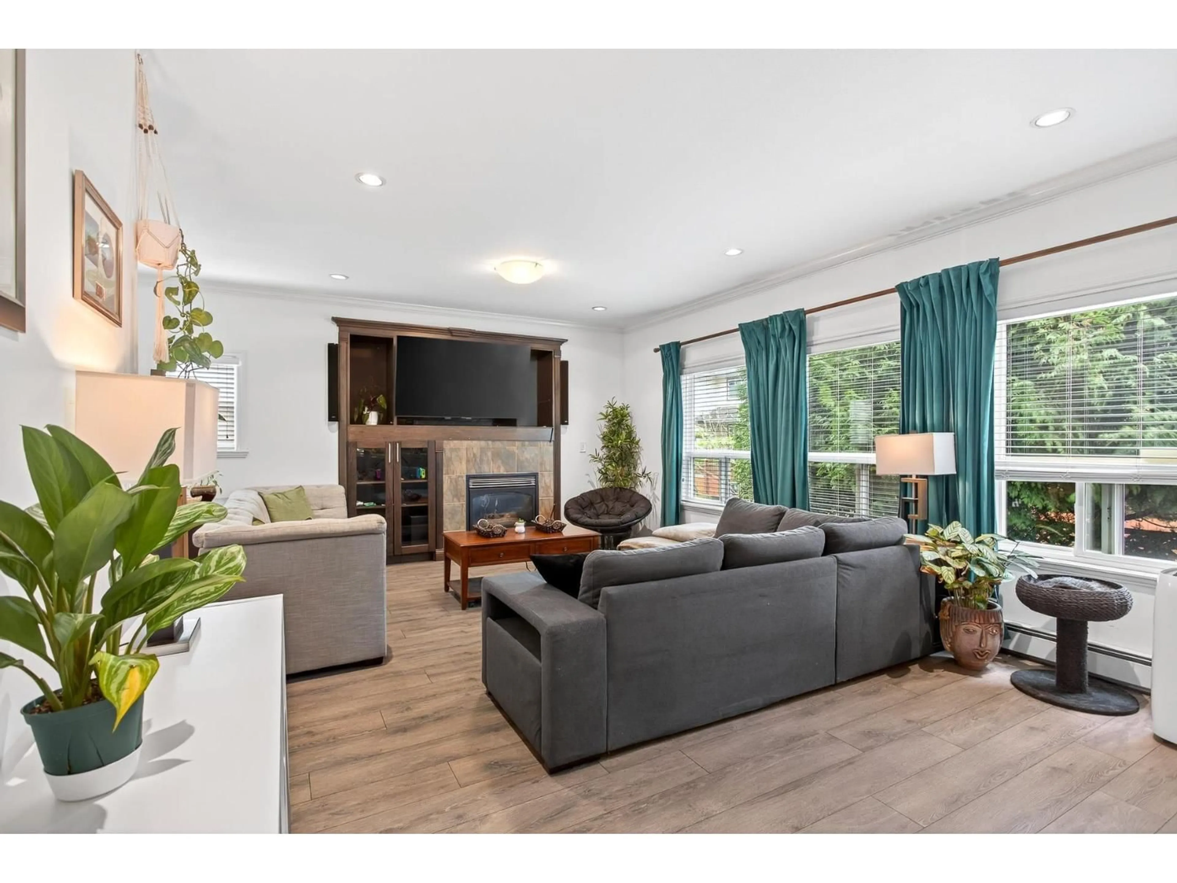 Living room with furniture, wood/laminate floor for 7227 202, Langley British Columbia V2Y3G4