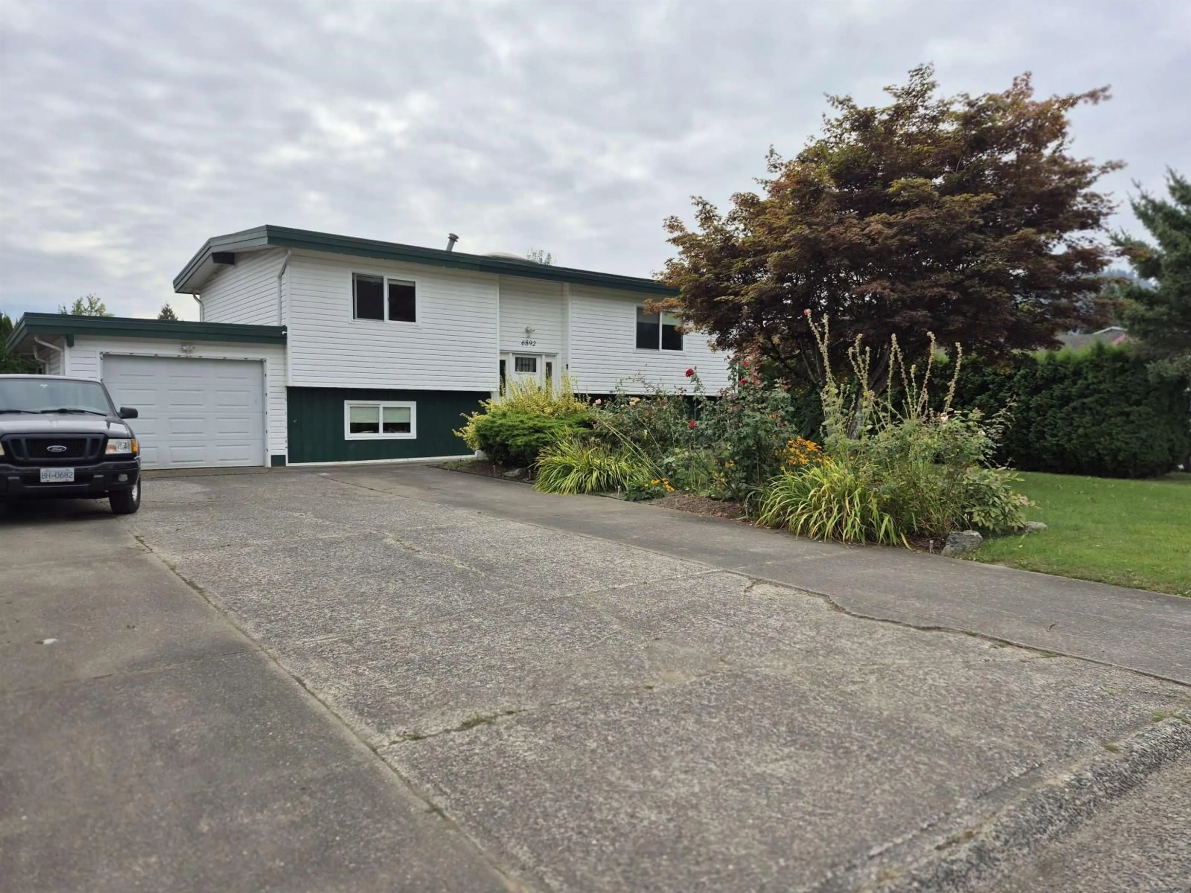 A pic from outside/outdoor area/front of a property/back of a property/a pic from drone, street for 6892 KALYNA DRIVE, Agassiz British Columbia V0M1A3