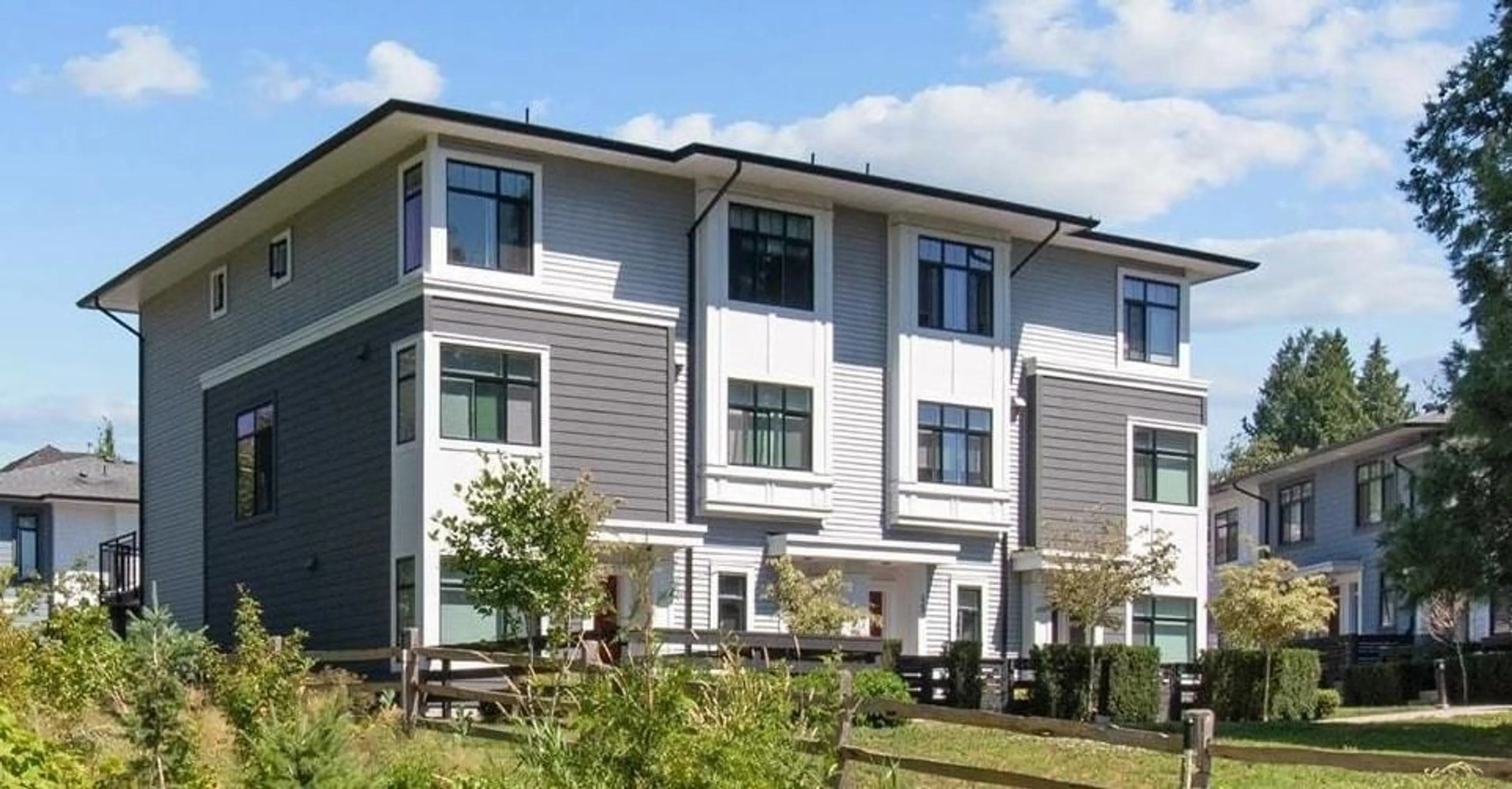 Home with vinyl exterior material, building for 17 - 15235 SITKA, Surrey British Columbia V3S0A9