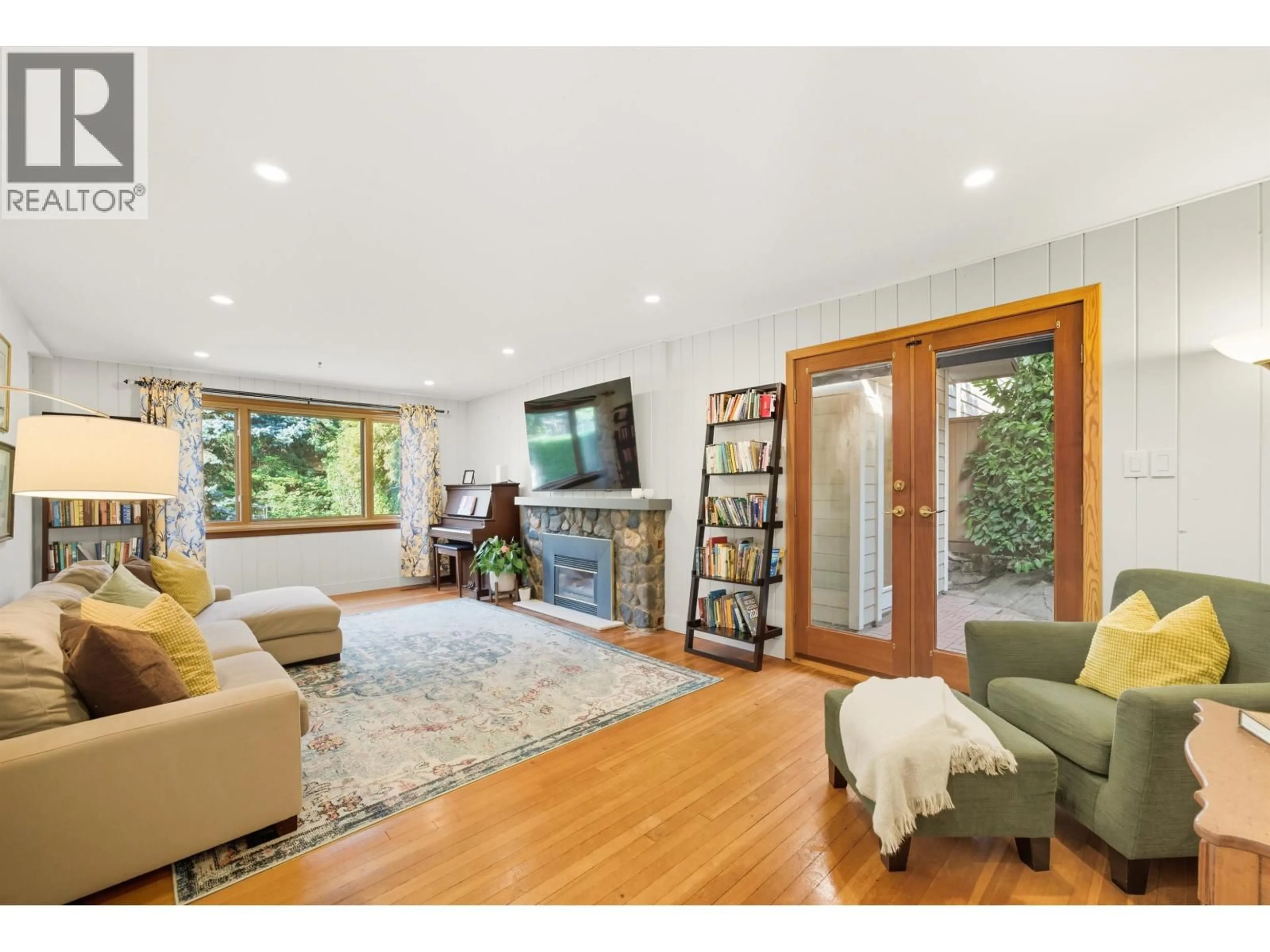 Living room with furniture, wood/laminate floor for 4565 COVE CLIFF ROAD, North Vancouver British Columbia V7G1H7