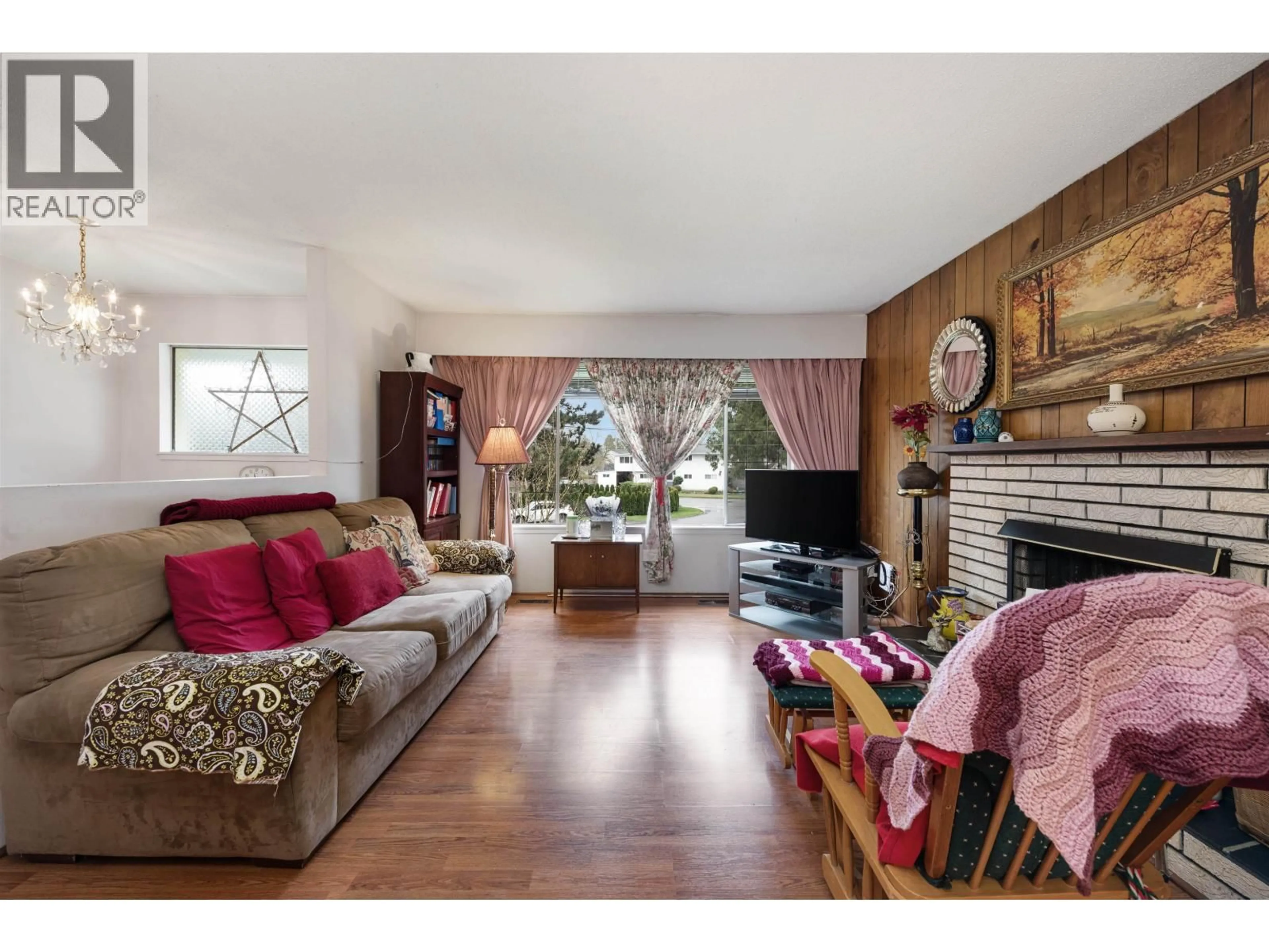 Living room with furniture, wood/laminate floor for 4785 46 AVENUE, Delta British Columbia V4K1N4